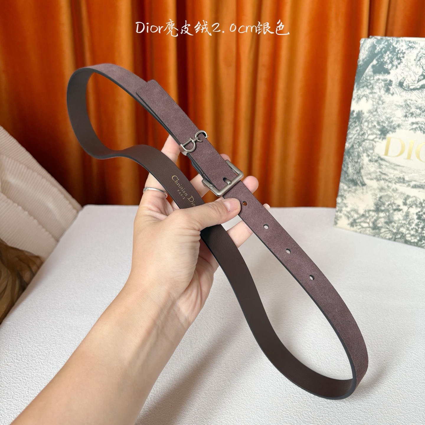这款马鞍Loop腰带是2025系列全新单品，采用绒面小牛皮革等材质精心制作，搭配CD针扣，饰以CD标志腰