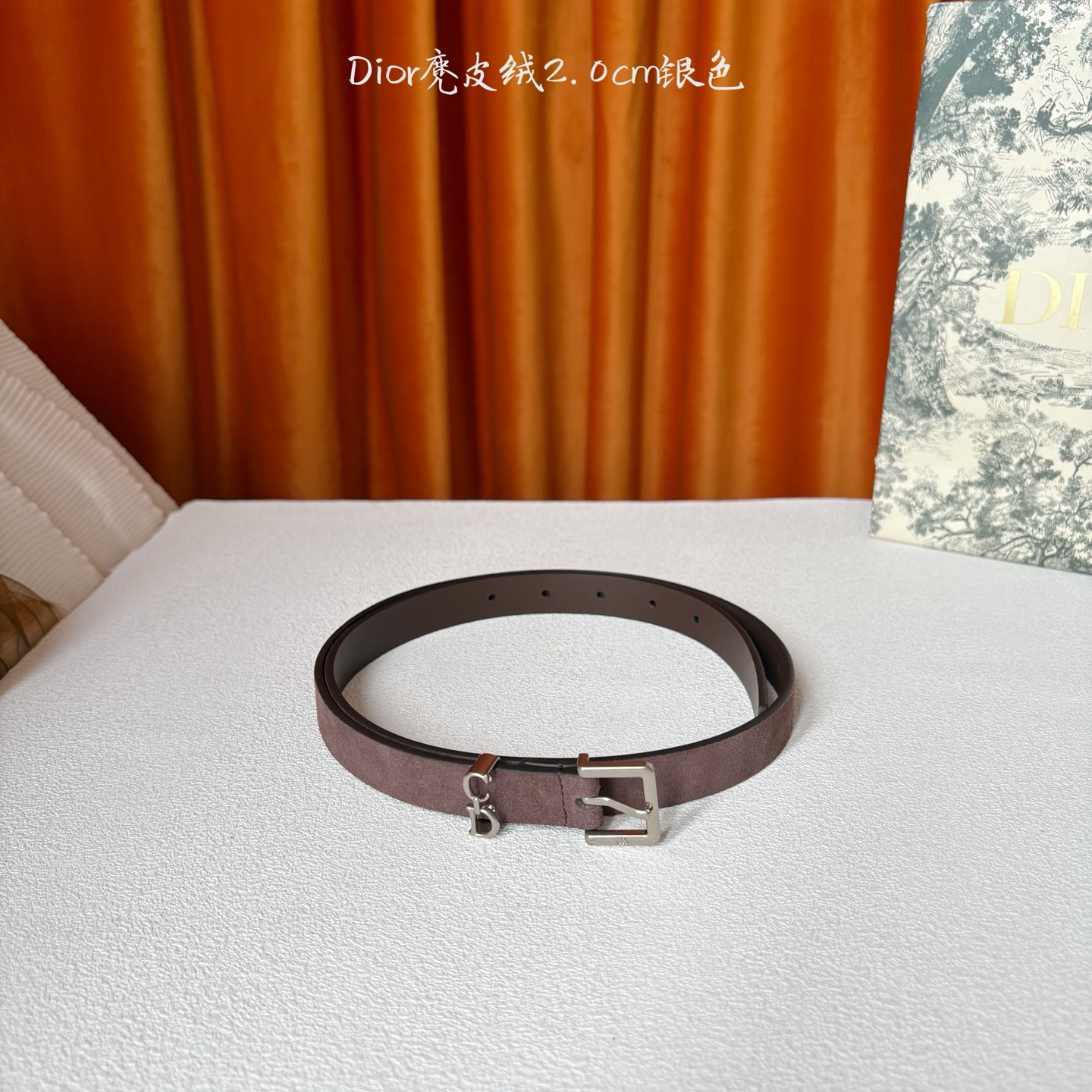 这款马鞍Loop腰带是2025系列全新单品，采用绒面小牛皮革等材质精心制作，搭配CD针扣，饰以CD标志腰