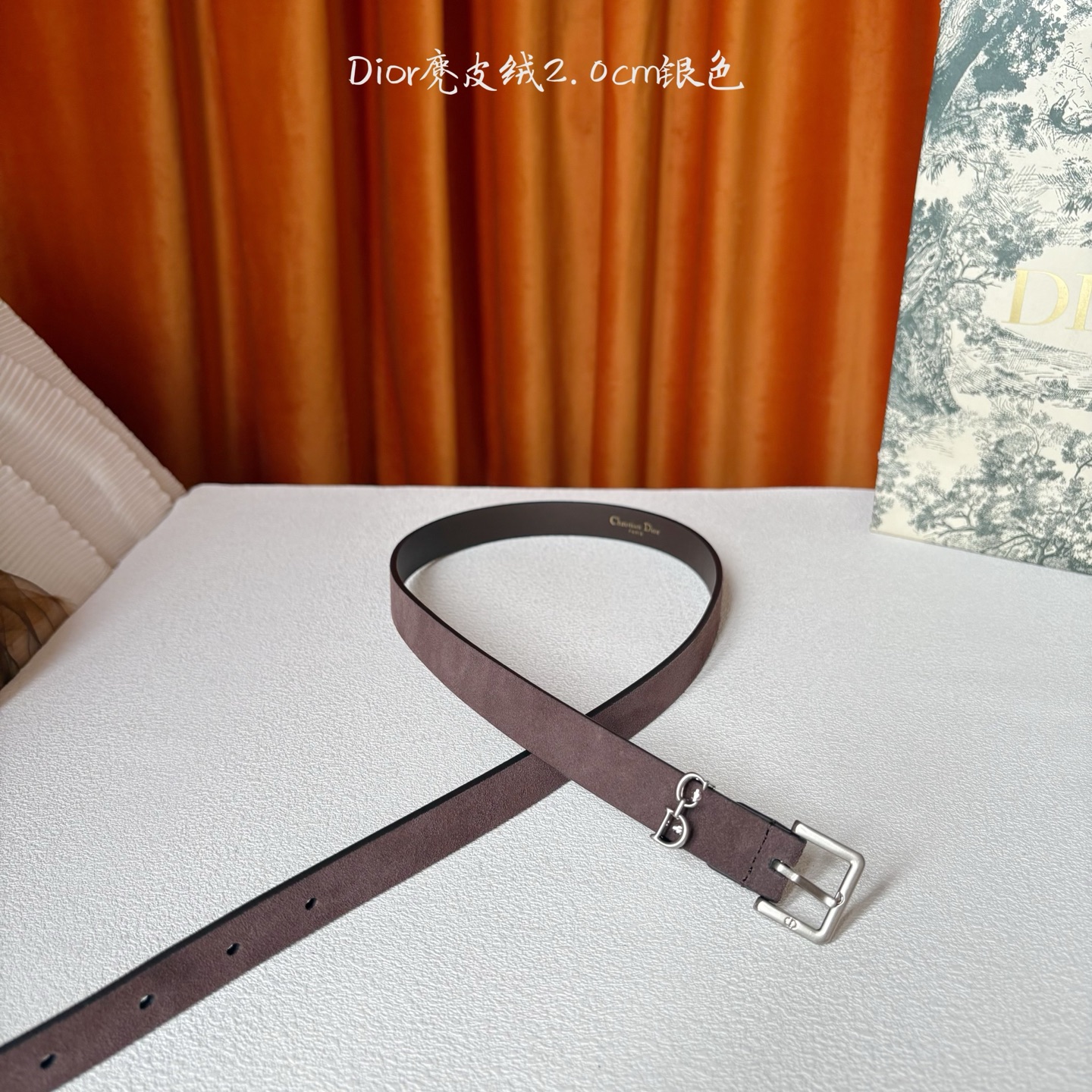 这款马鞍Loop腰带是2025系列全新单品，采用绒面小牛皮革等材质精心制作，搭配CD针扣，饰以CD标志腰