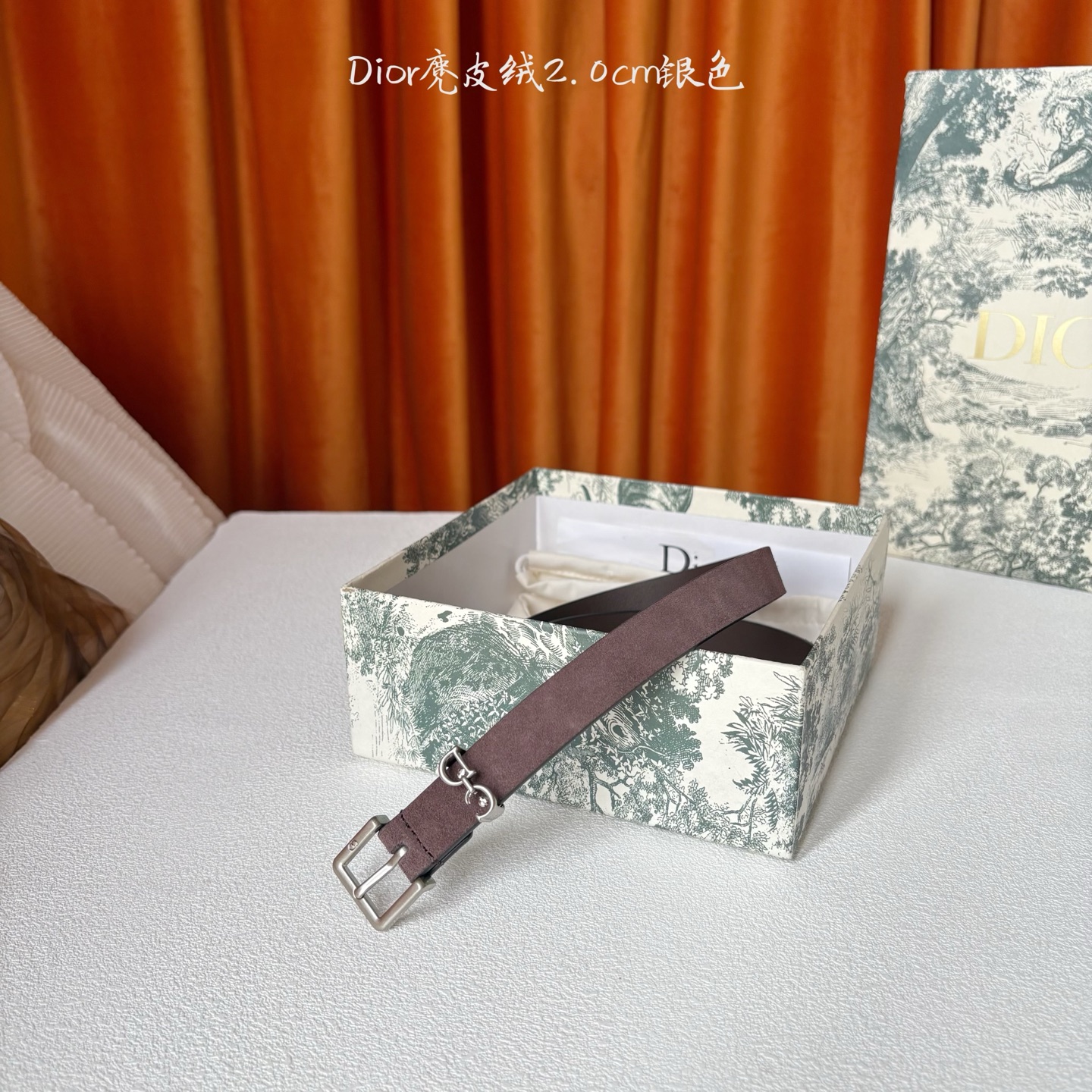 这款马鞍Loop腰带是2025系列全新单品，采用绒面小牛皮革等材质精心制作，搭配CD针扣，饰以CD标志腰