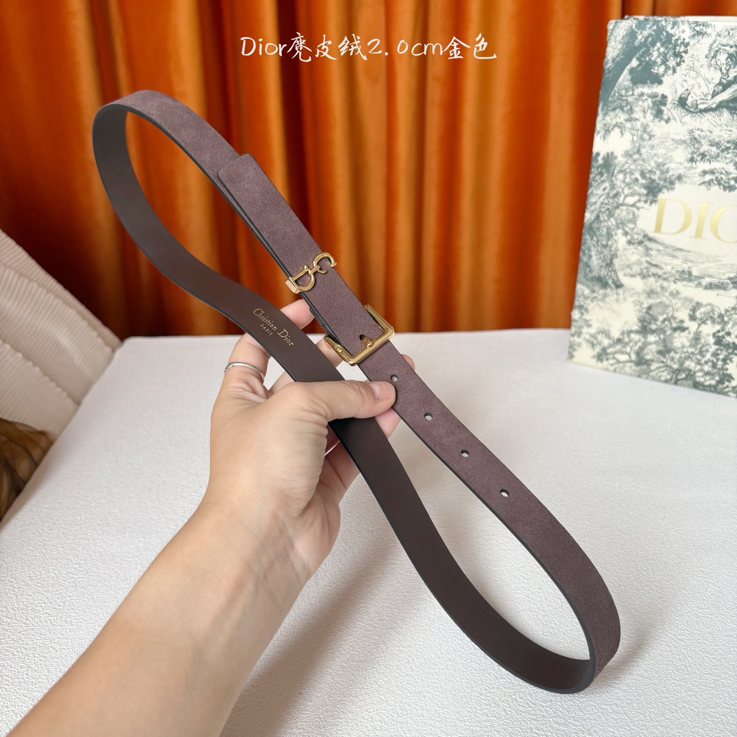 这款马鞍Loop腰带是2025系列全新单品，采用绒面小牛皮革等材质精心制作，搭配CD针扣，饰以CD标志腰