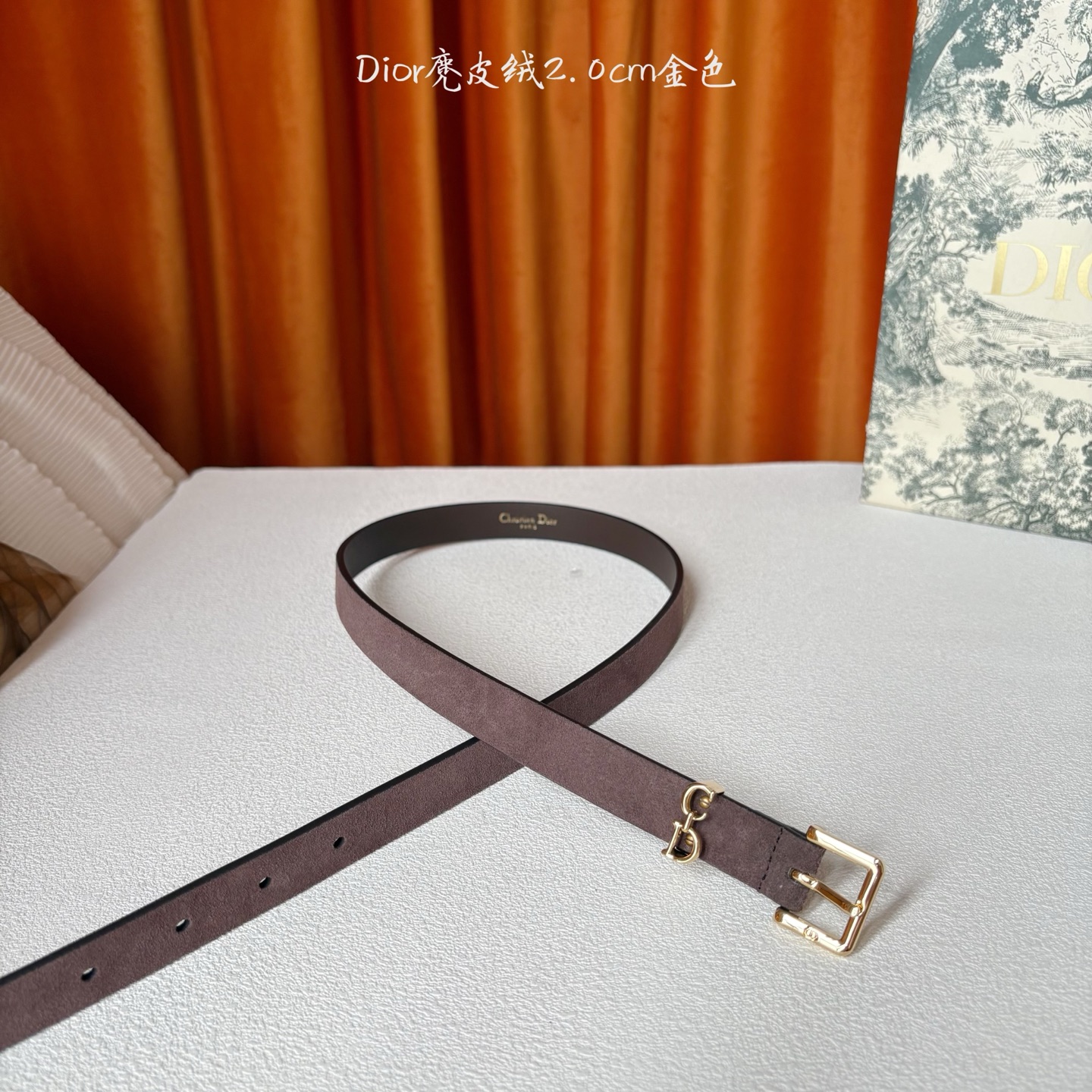 这款马鞍Loop腰带是2025系列全新单品，采用绒面小牛皮革等材质精心制作，搭配CD针扣，饰以CD标志腰