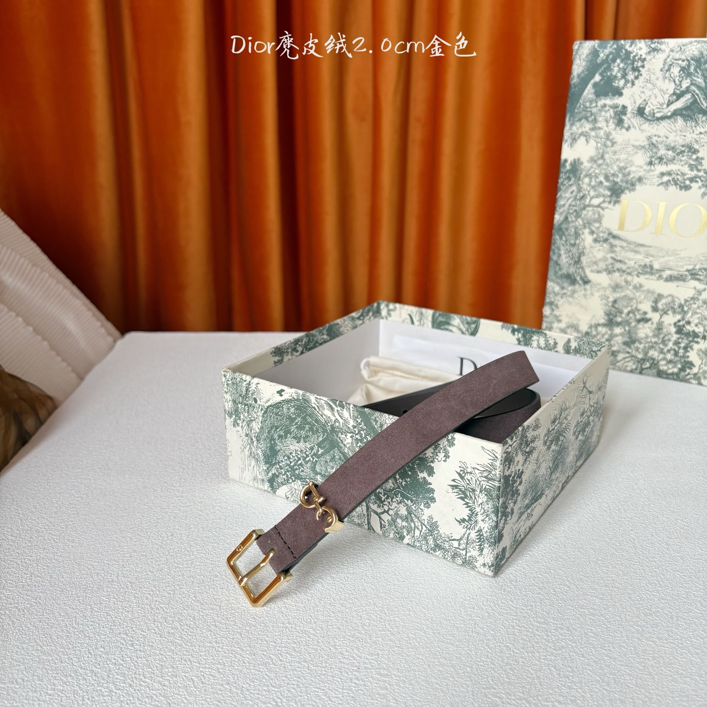 这款马鞍Loop腰带是2025系列全新单品，采用绒面小牛皮革等材质精心制作，搭配CD针扣，饰以CD标志腰