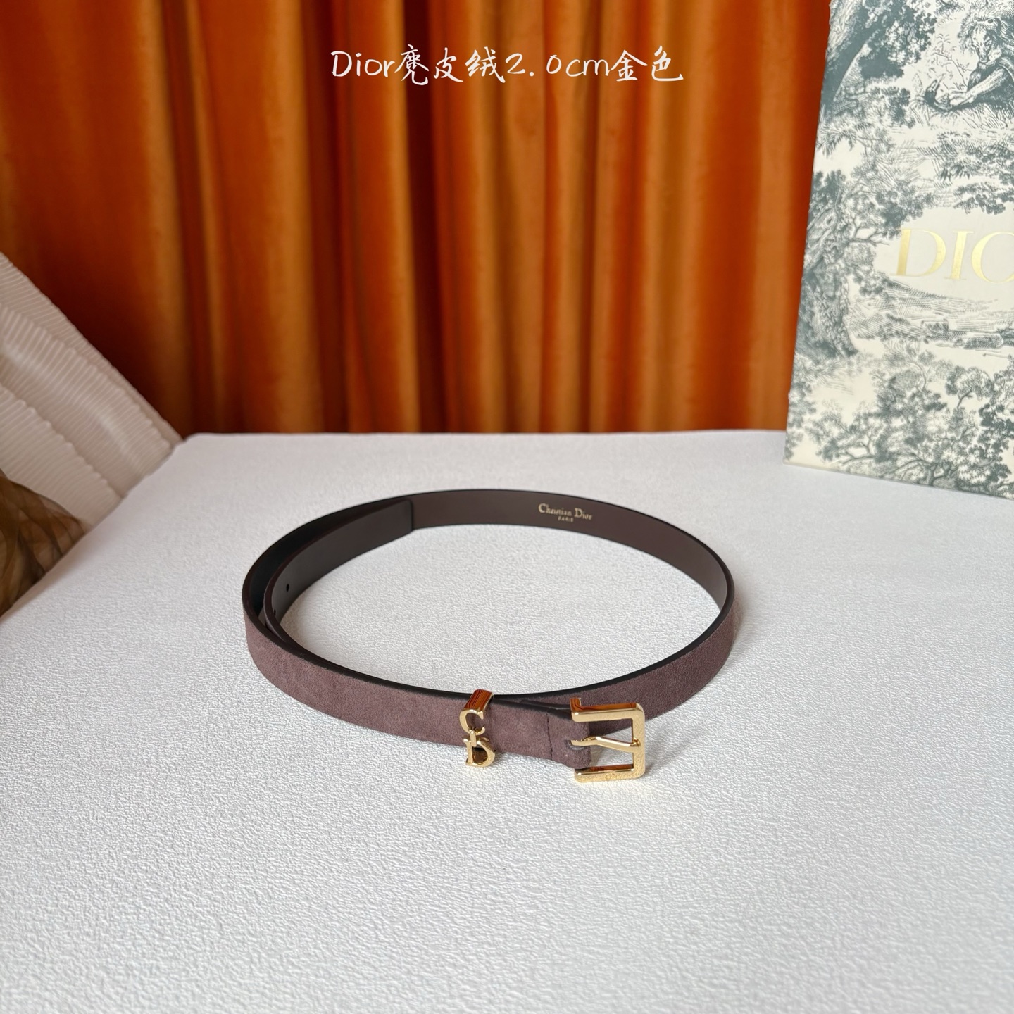 这款马鞍Loop腰带是2025系列全新单品，采用绒面小牛皮革等材质精心制作，搭配CD针扣，饰以CD标志腰