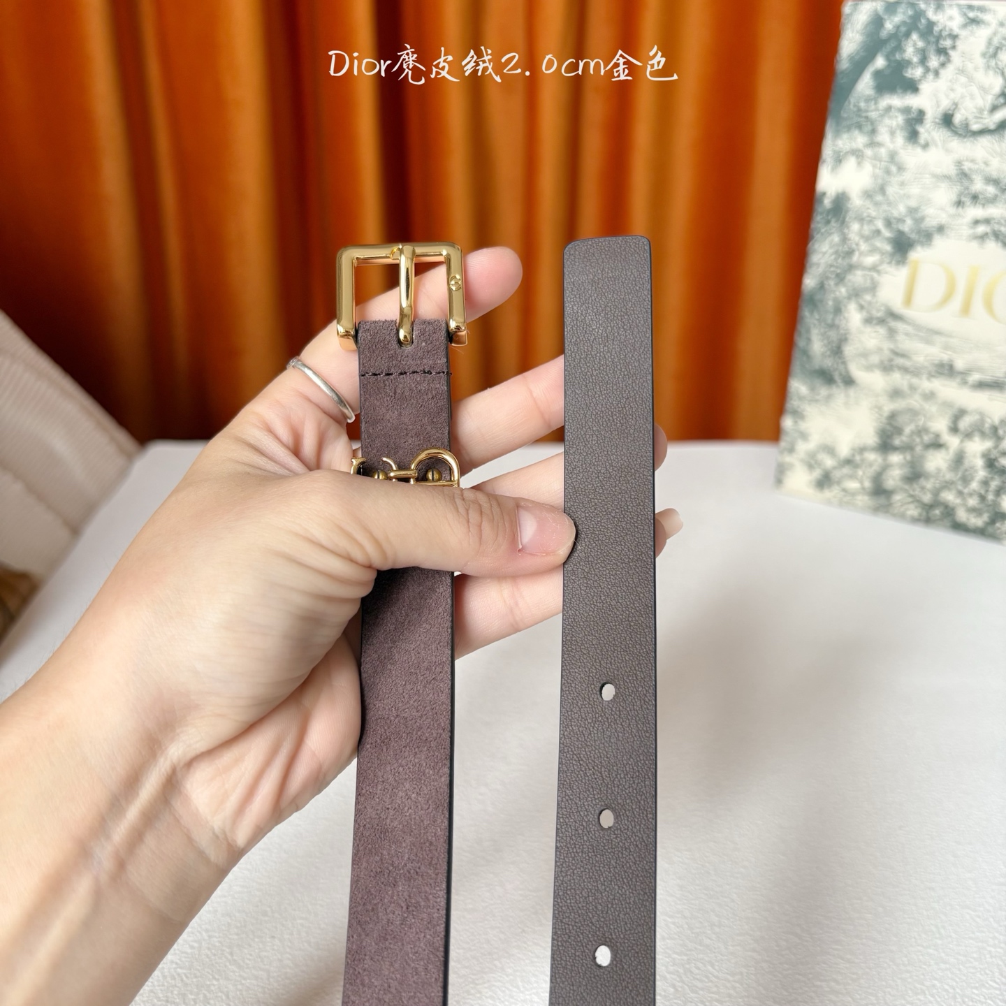 这款马鞍Loop腰带是2025系列全新单品，采用绒面小牛皮革等材质精心制作，搭配CD针扣，饰以CD标志腰