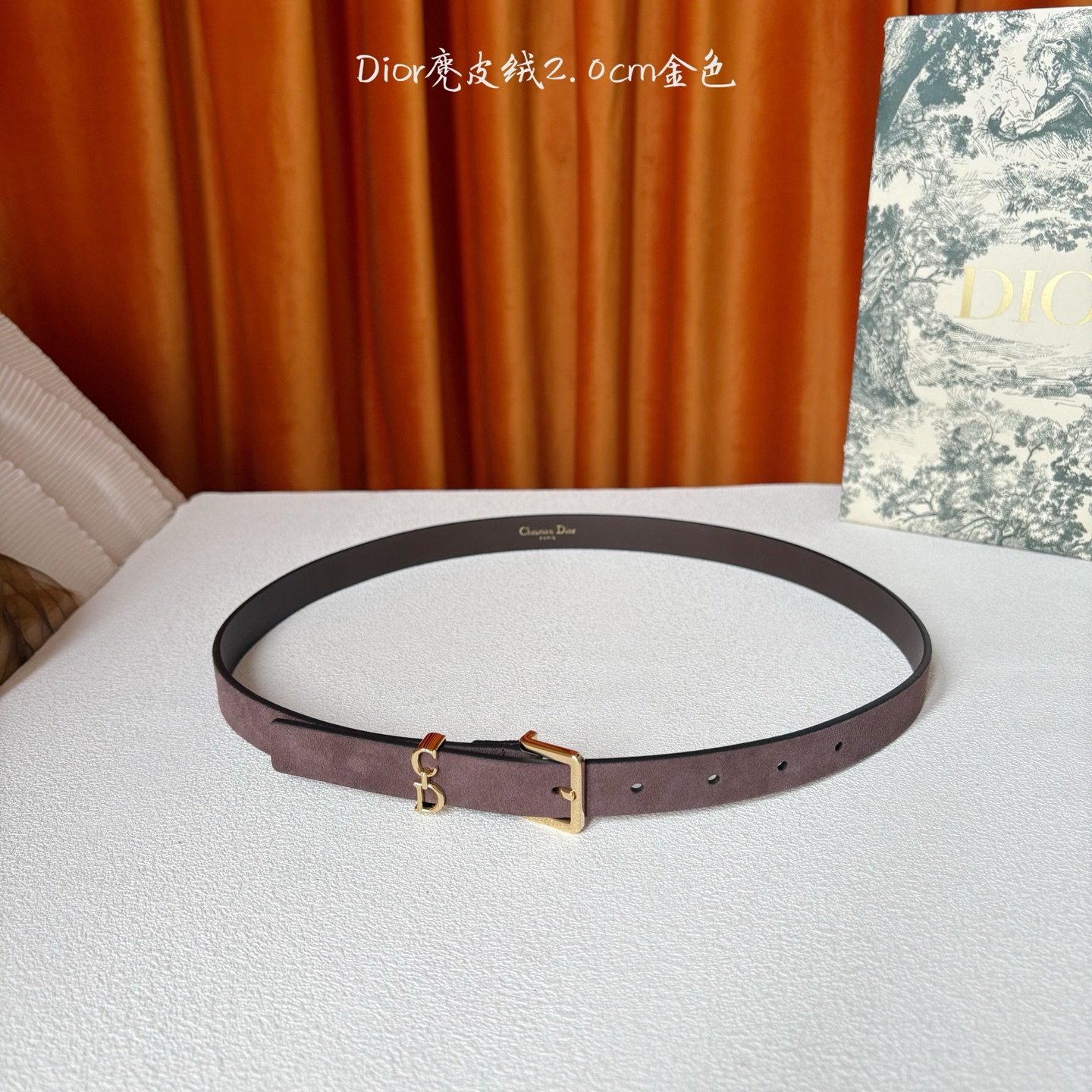 这款马鞍Loop腰带是2025系列全新单品，采用绒面小牛皮革等材质精心制作，搭配CD针扣，饰以CD标志腰