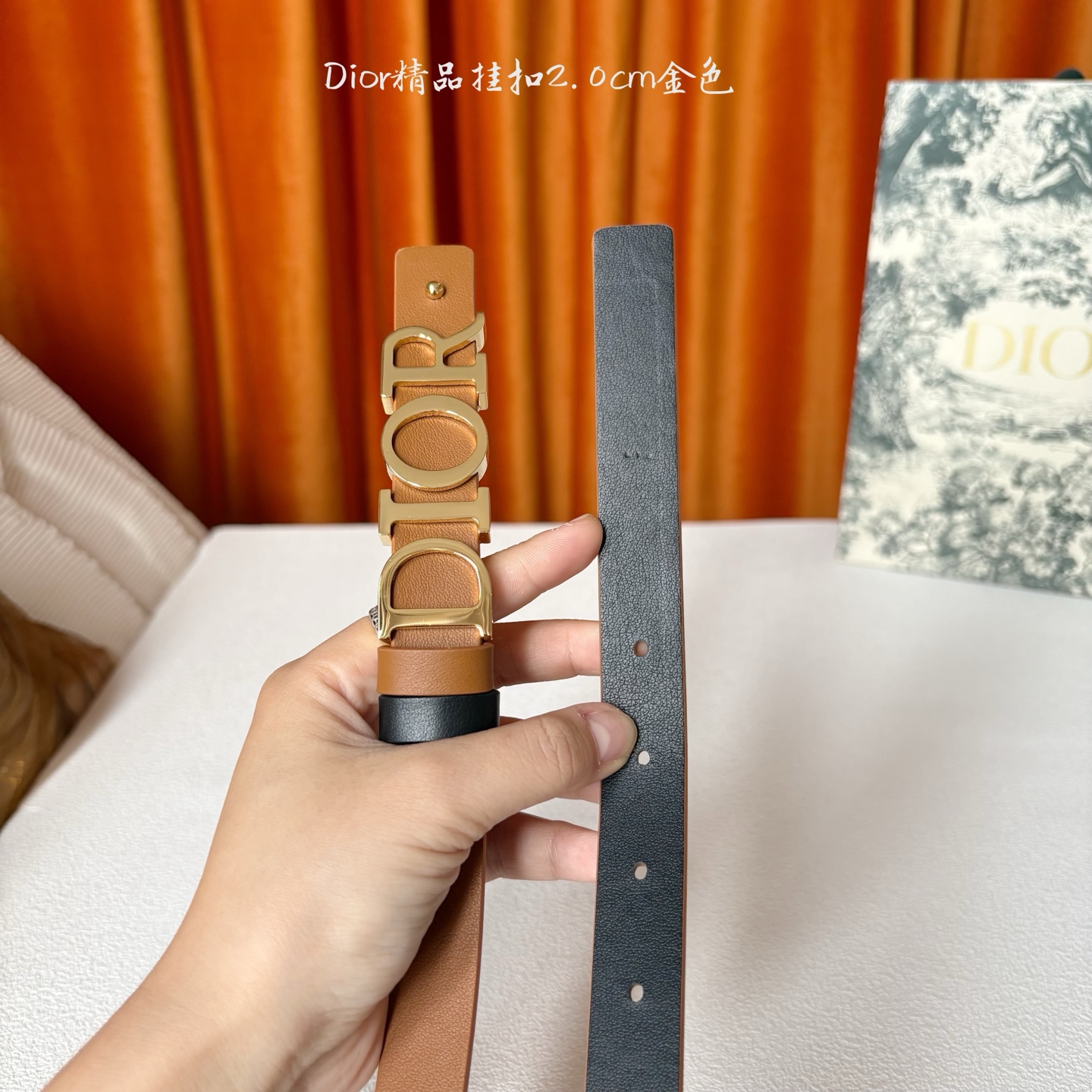 Dior这款腰带采用双面设计，搭配可拆卸腰带扣。采用光滑牛皮材质精心制作，双面可用，搭配富有光泽的金属D