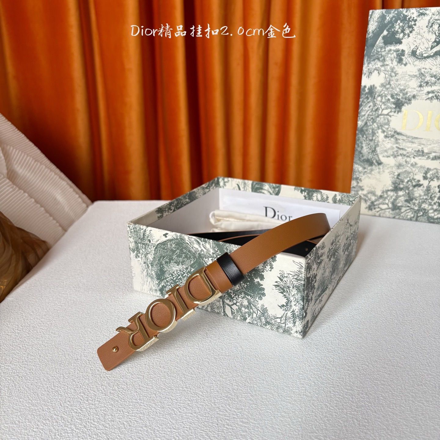 Dior这款腰带采用双面设计，搭配可拆卸腰带扣。采用光滑牛皮材质精心制作，双面可用，搭配富有光泽的金属D