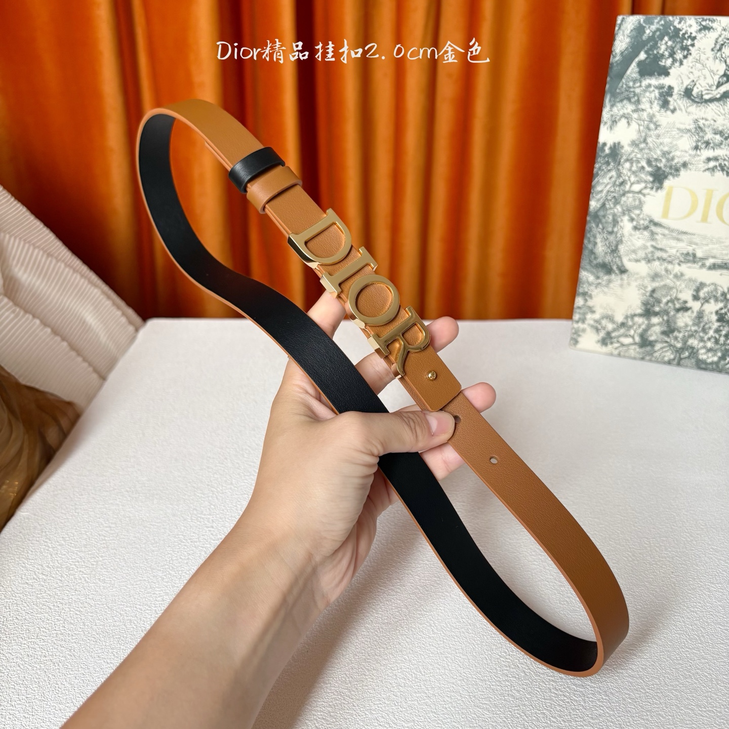 Dior这款腰带采用双面设计，搭配可拆卸腰带扣。采用光滑牛皮材质精心制作，双面可用，搭配富有光泽的金属D