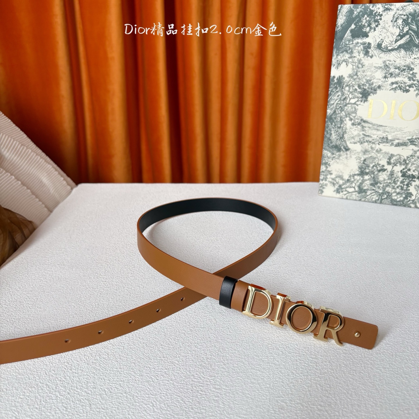 Dior这款腰带采用双面设计，搭配可拆卸腰带扣。采用光滑牛皮材质精心制作，双面可用，搭配富有光泽的金属D