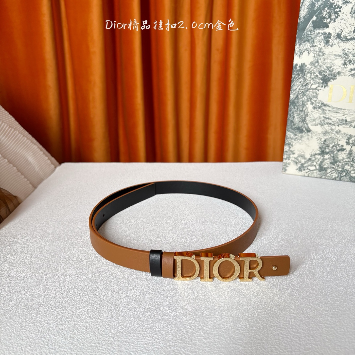 Dior这款腰带采用双面设计，搭配可拆卸腰带扣。采用光滑牛皮材质精心制作，双面可用，搭配富有光泽的金属D