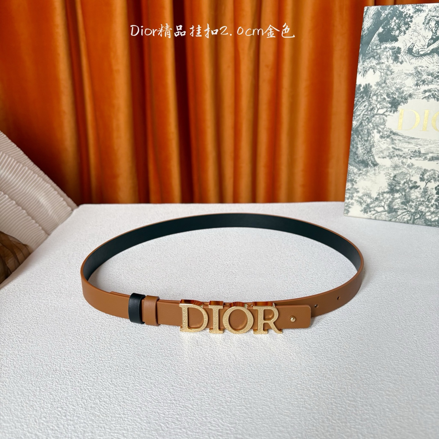 Dior这款腰带采用双面设计，搭配可拆卸腰带扣。采用光滑牛皮材质精心制作，双面可用，搭配富有光泽的金属D