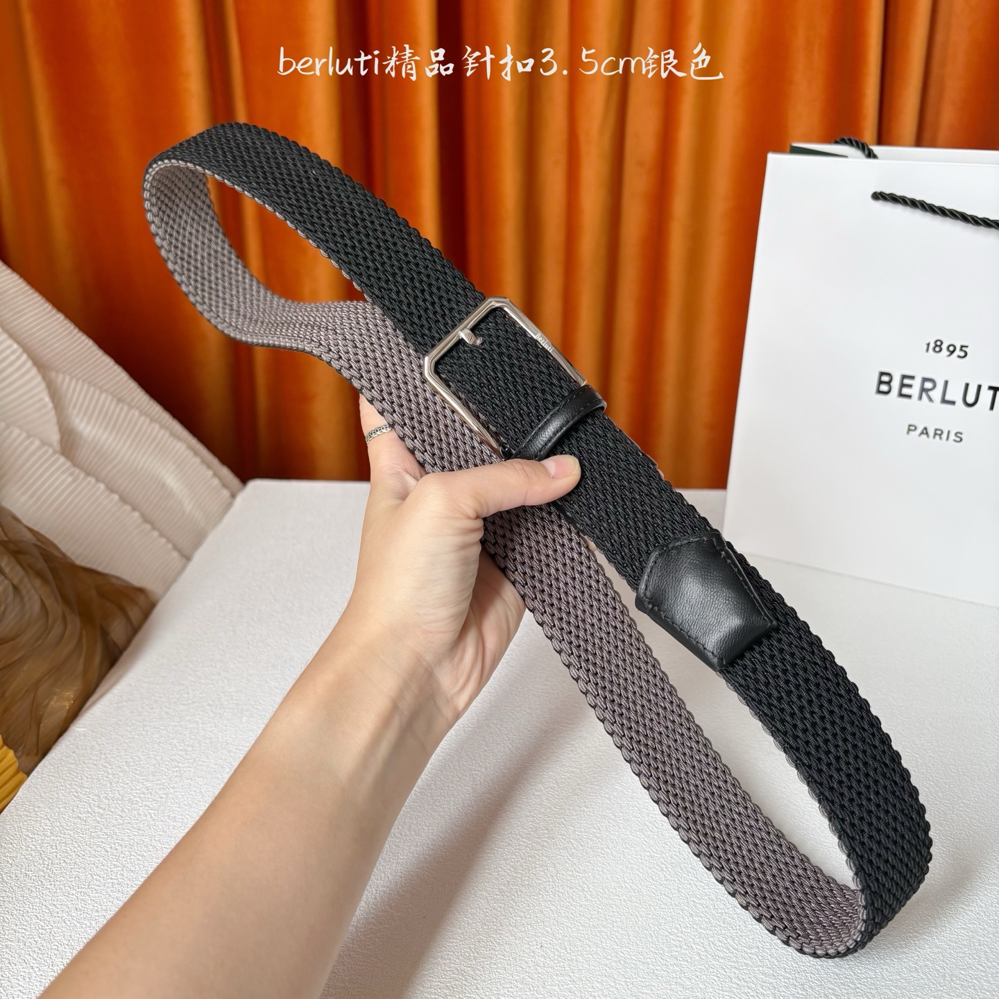 伯尔鲁帝 〖 Berluti 〗:采用意大利进口编织弹性织物与小牛皮制作，搭配专柜奢华精品表面锤制工艺钢