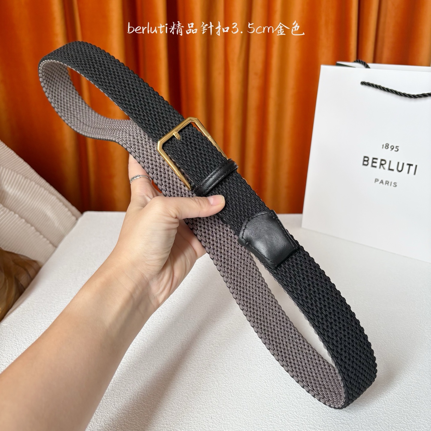 伯尔鲁帝 〖 Berluti 〗:采用意大利进口编织弹性织物与小牛皮制作，搭配专柜奢华精品表面锤制工艺钢