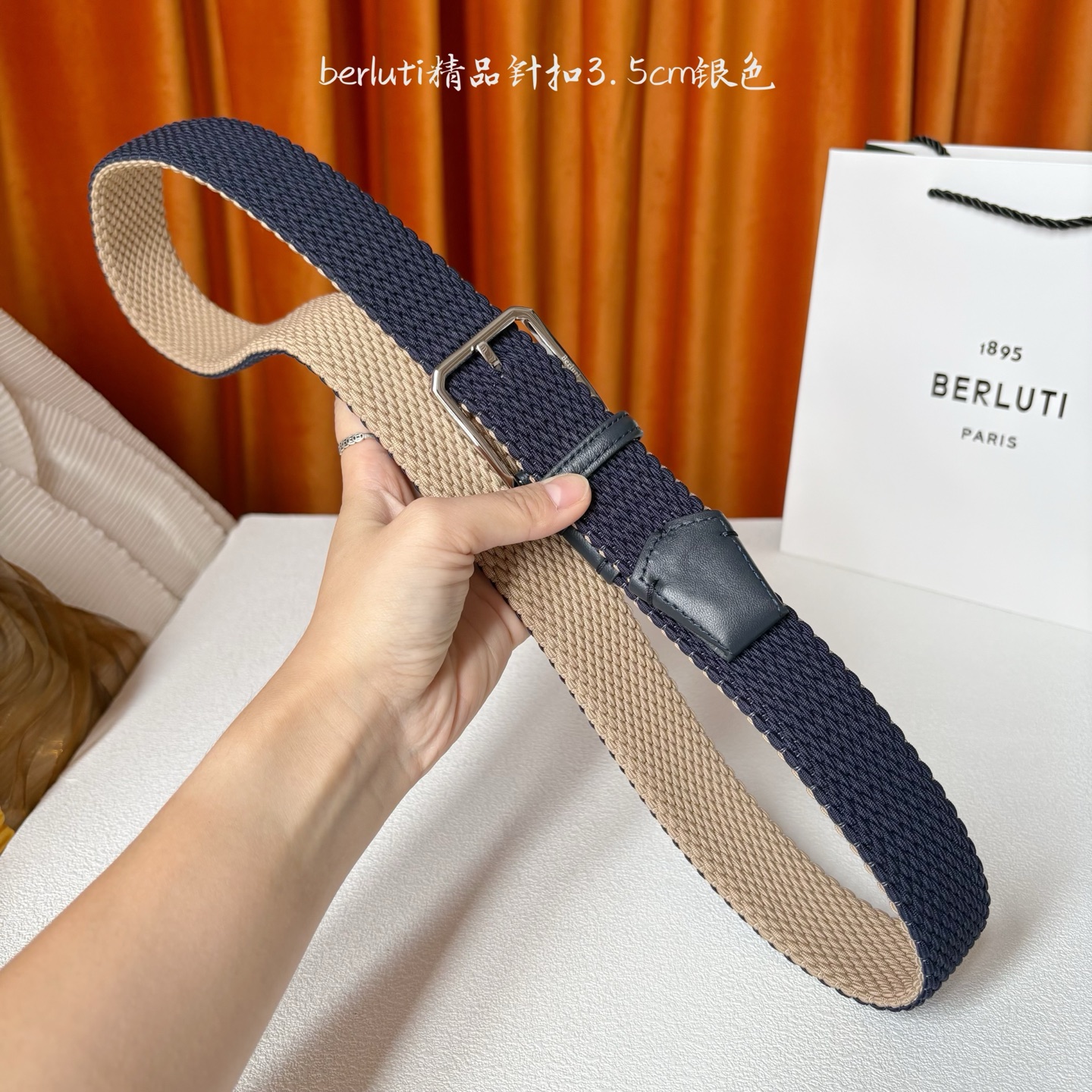 伯尔鲁帝 〖 Berluti 〗:采用意大利进口编织弹性织物与小牛皮制作，搭配专柜奢华精品表面锤制工艺钢