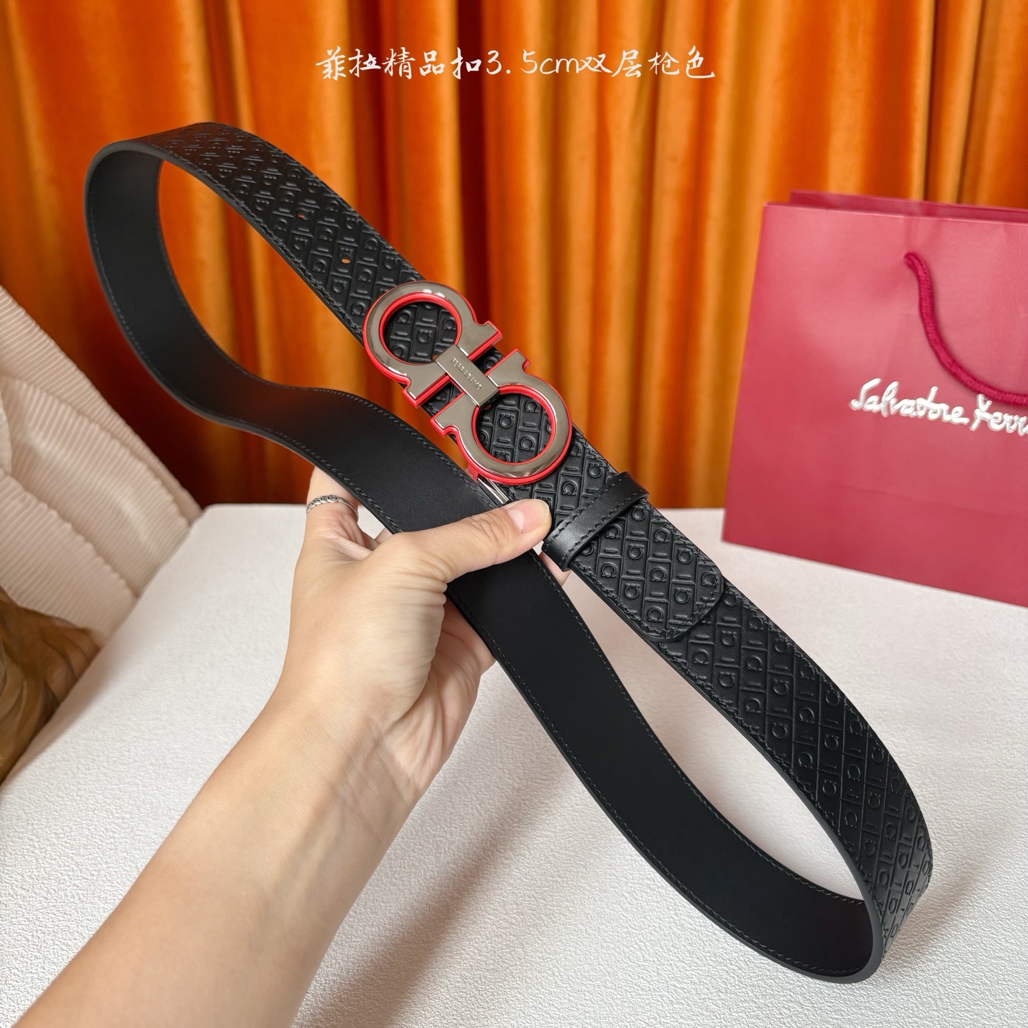 菲拉格慕男款进口小牛皮，手感细腻柔软。搭配纯铜精品扣，男士必备！宽度：3.5cm