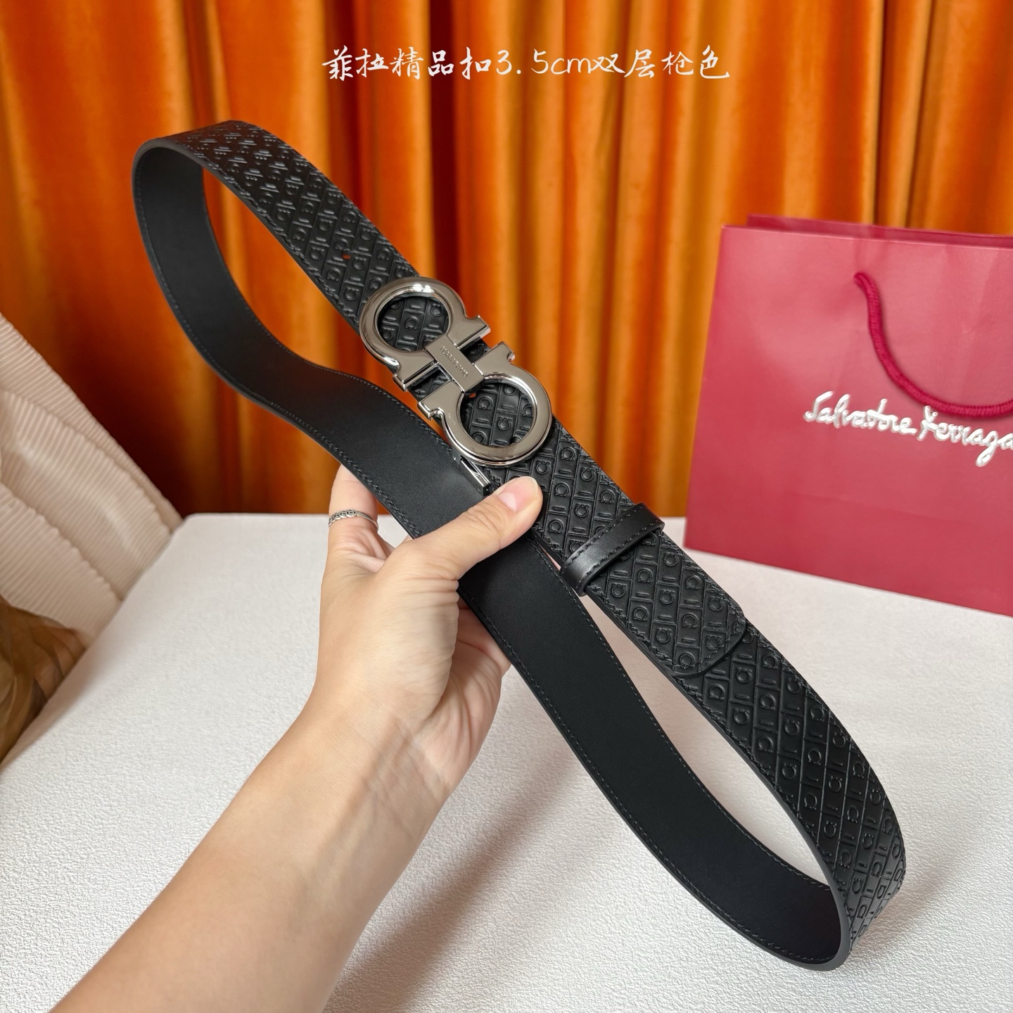 菲拉格慕男款进口小牛皮，手感细腻柔软。搭配纯铜精品扣，男士必备！宽度：3.5cm