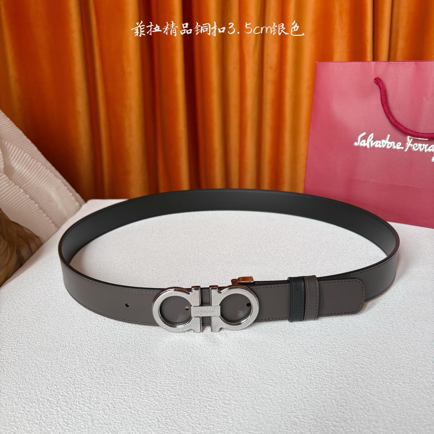 菲拉格慕男款进口小牛皮，手感细腻柔软。搭配纯铜精品扣，男士必备！宽度：3.5cm