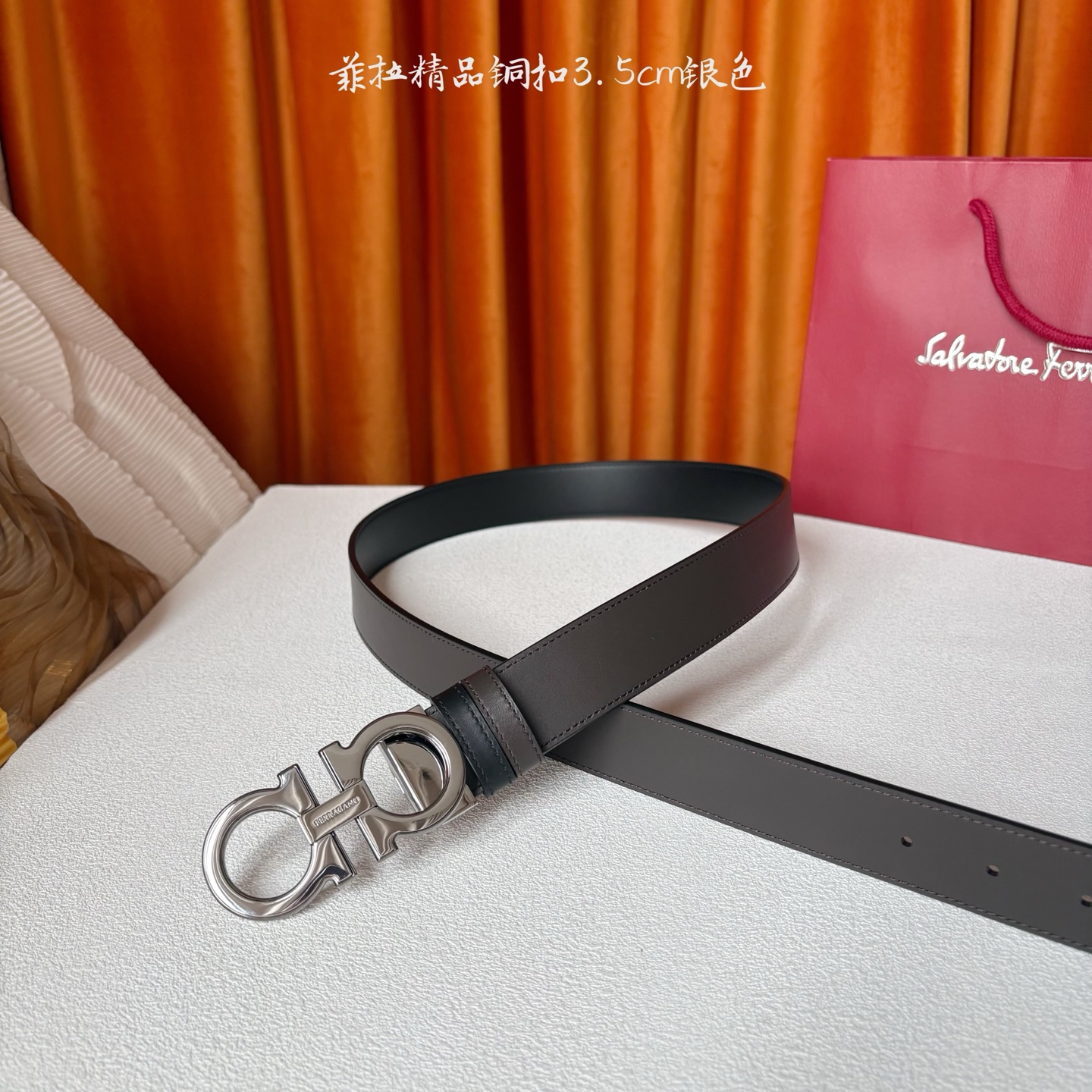 菲拉格慕男款进口小牛皮，手感细腻柔软。搭配纯铜精品扣，男士必备！宽度：3.5cm