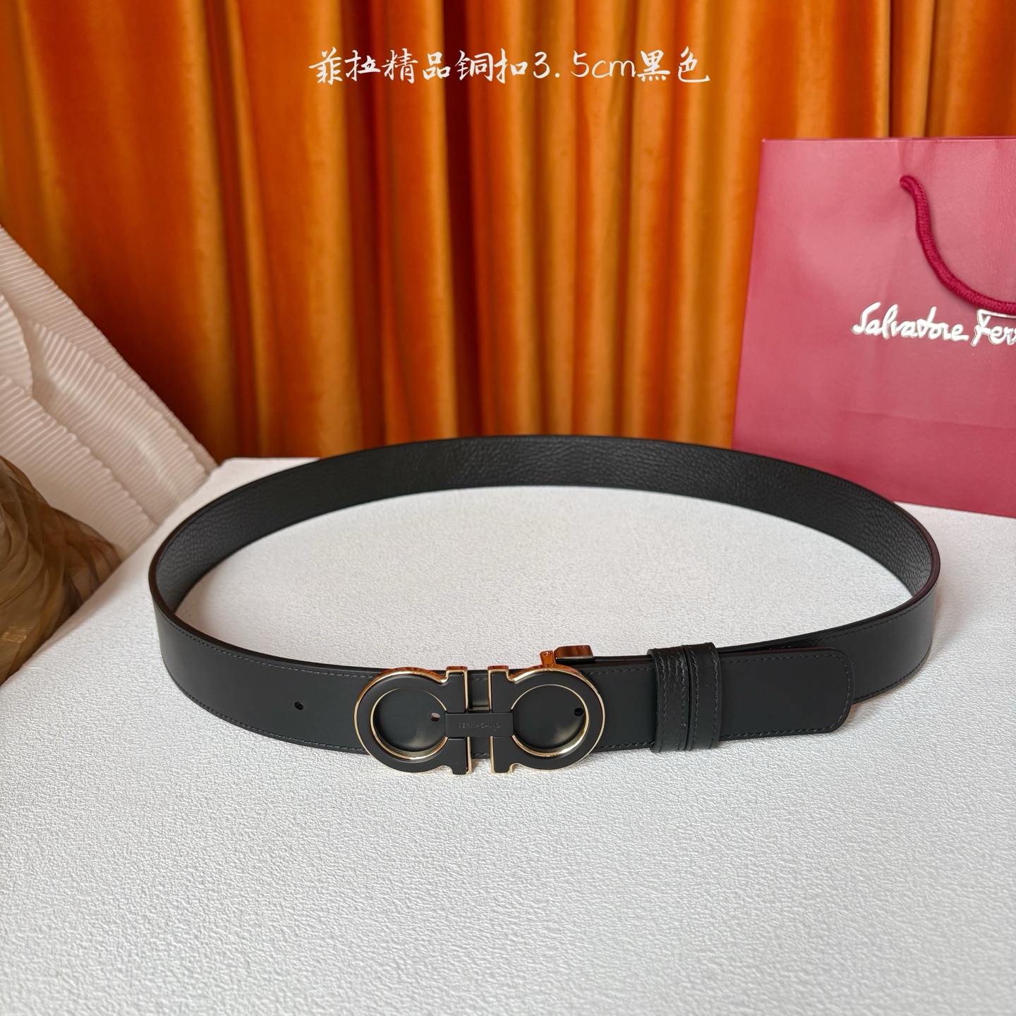 菲拉格慕男款进口小牛皮，手感细腻柔软。搭配纯铜精品扣，男士必备！宽度：3.5cm