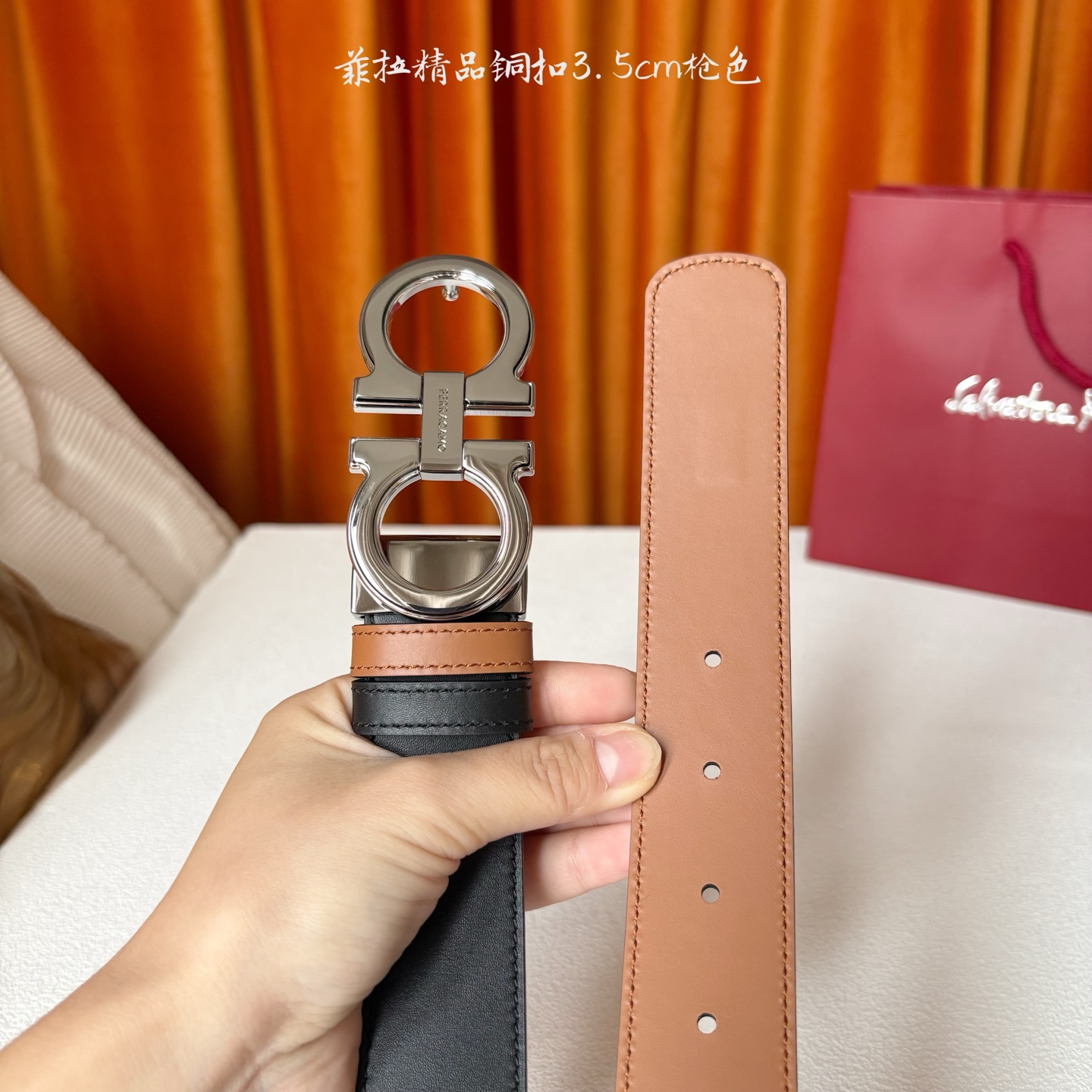 菲拉格慕男款进口小牛皮，手感细腻柔软。搭配纯铜精品扣，男士必备！宽度：3.5cm