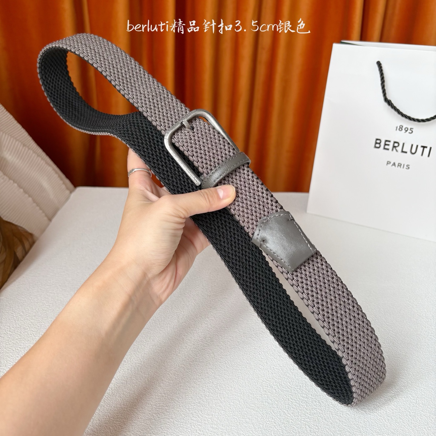 伯尔鲁帝 〖 Berluti 〗:采用意大利进口编织弹性织物与小牛皮制作，搭配专柜奢华精品表面锤制工艺钢