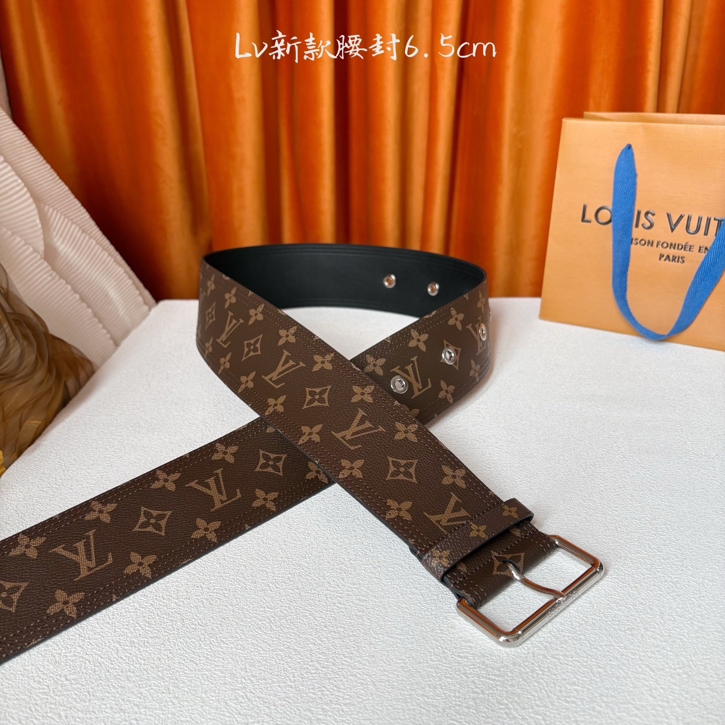 Lv Trench 65毫米腰带采用Monogram帆布制成，独一无二的腰带以众多孔眼和坚固的金色搭扣向