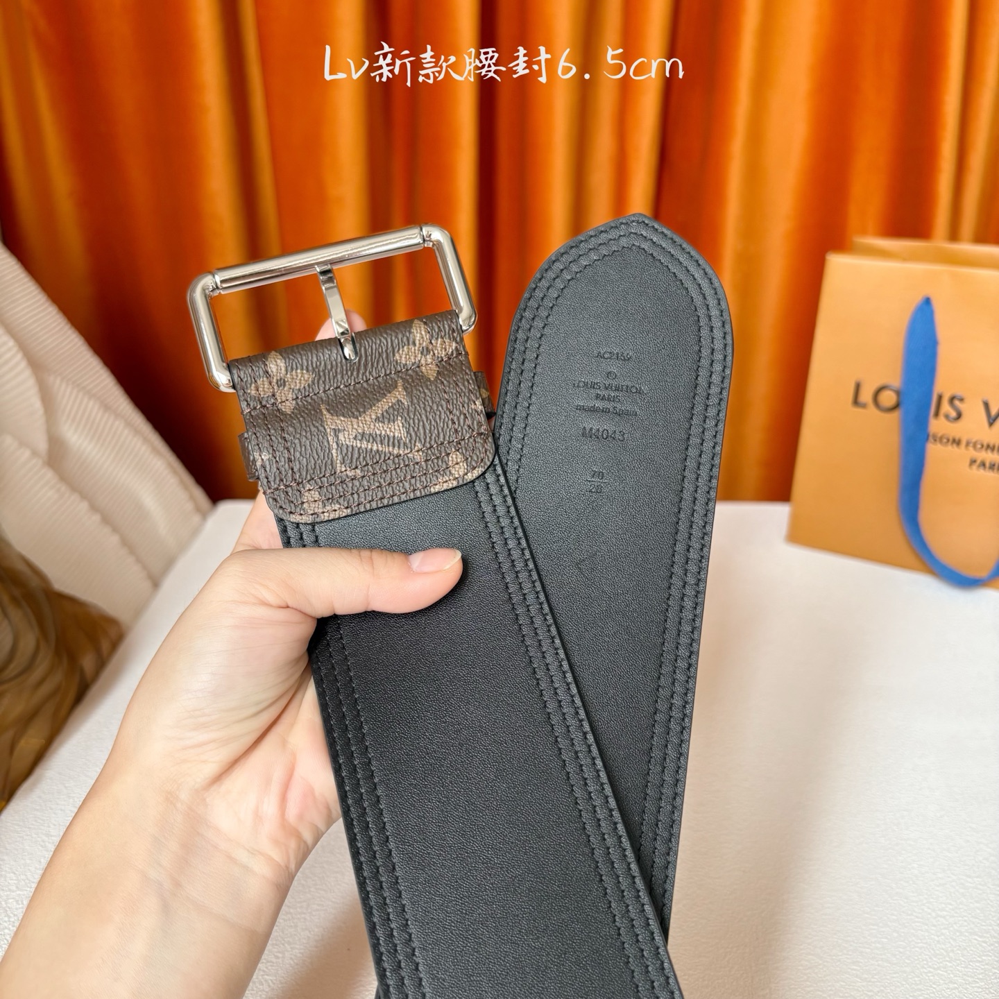 Lv Trench 65毫米腰带采用Monogram帆布制成，独一无二的腰带以众多孔眼和坚固的金色搭扣向