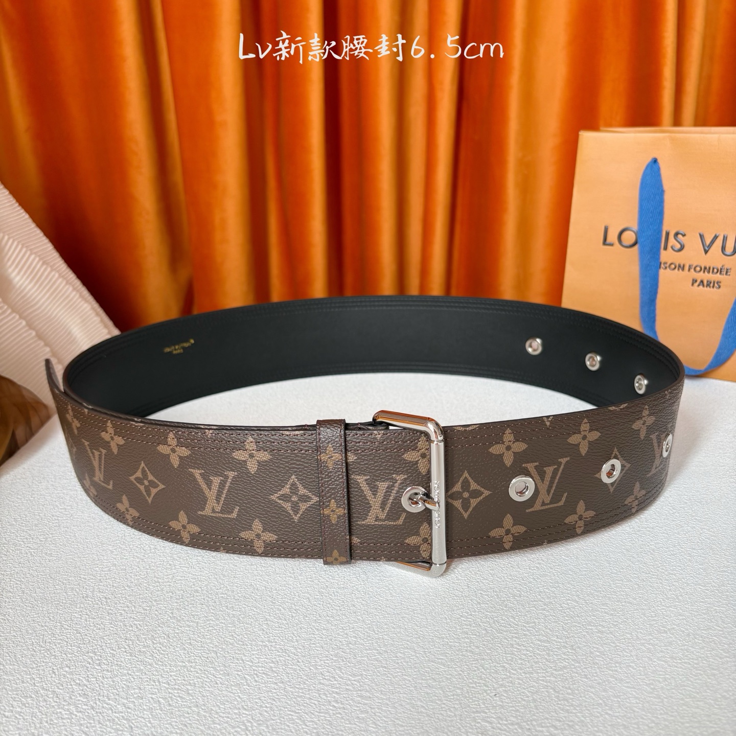 Lv Trench 65毫米腰带采用Monogram帆布制成，独一无二的腰带以众多孔眼和坚固的金色搭扣向