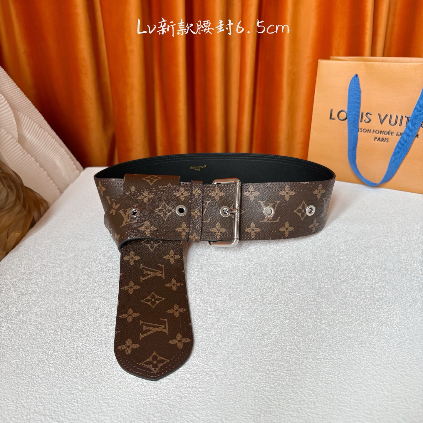 Lv Trench 65毫米腰带采用Monogram帆布制成，独一无二的腰带以众多孔眼和坚固的金色搭扣向