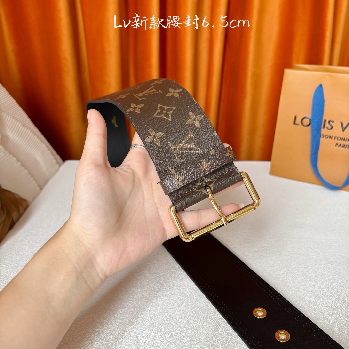 Lv Trench 65毫米腰带采用Monogram帆布制成，独一无二的腰带以众多孔眼和坚固的金色搭扣向