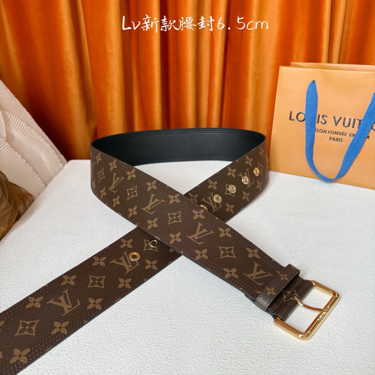 Lv Trench 65毫米腰带采用Monogram帆布制成，独一无二的腰带以众多孔眼和坚固的金色搭扣向