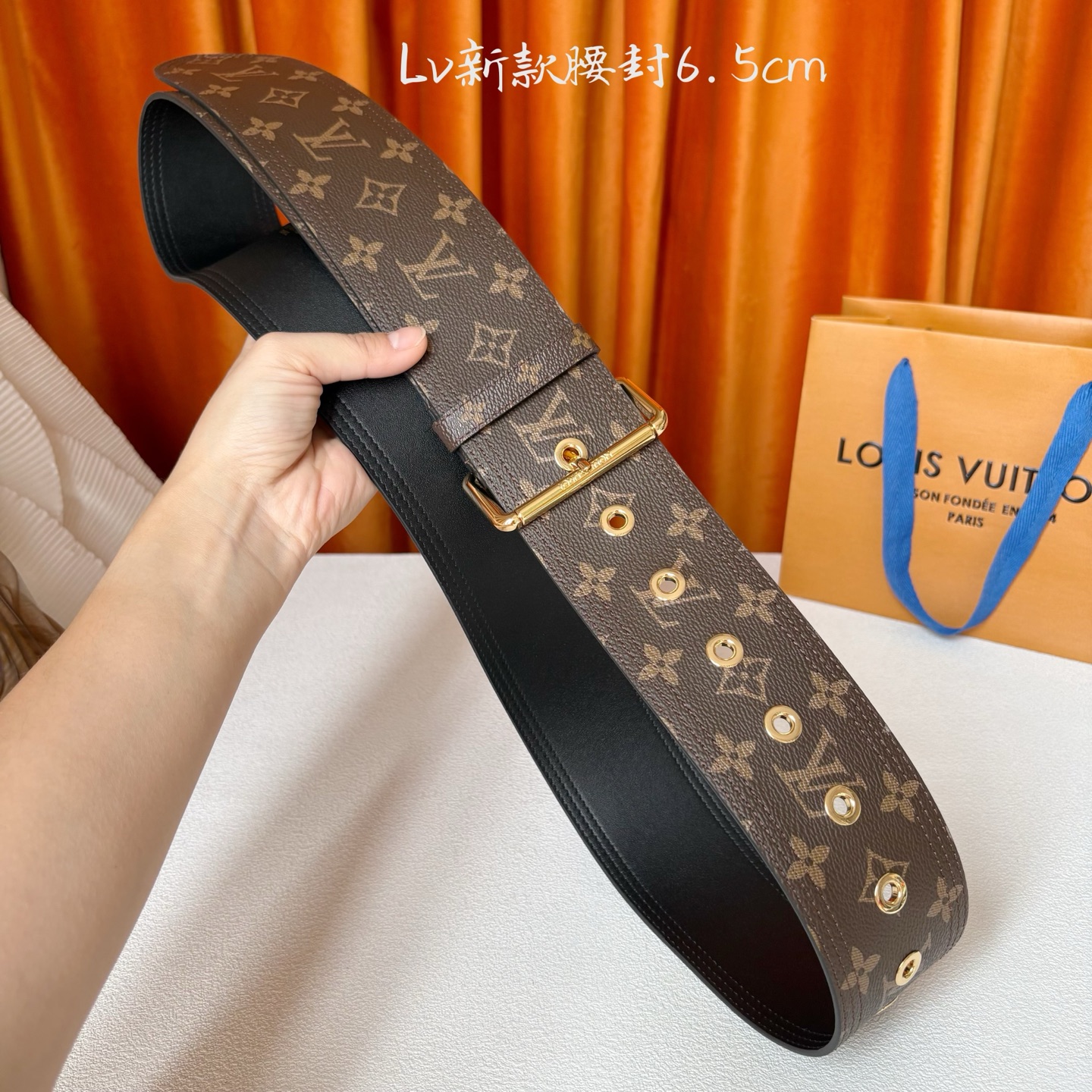 Lv Trench 65毫米腰带采用Monogram帆布制成，独一无二的腰带以众多孔眼和坚固的金色搭扣向