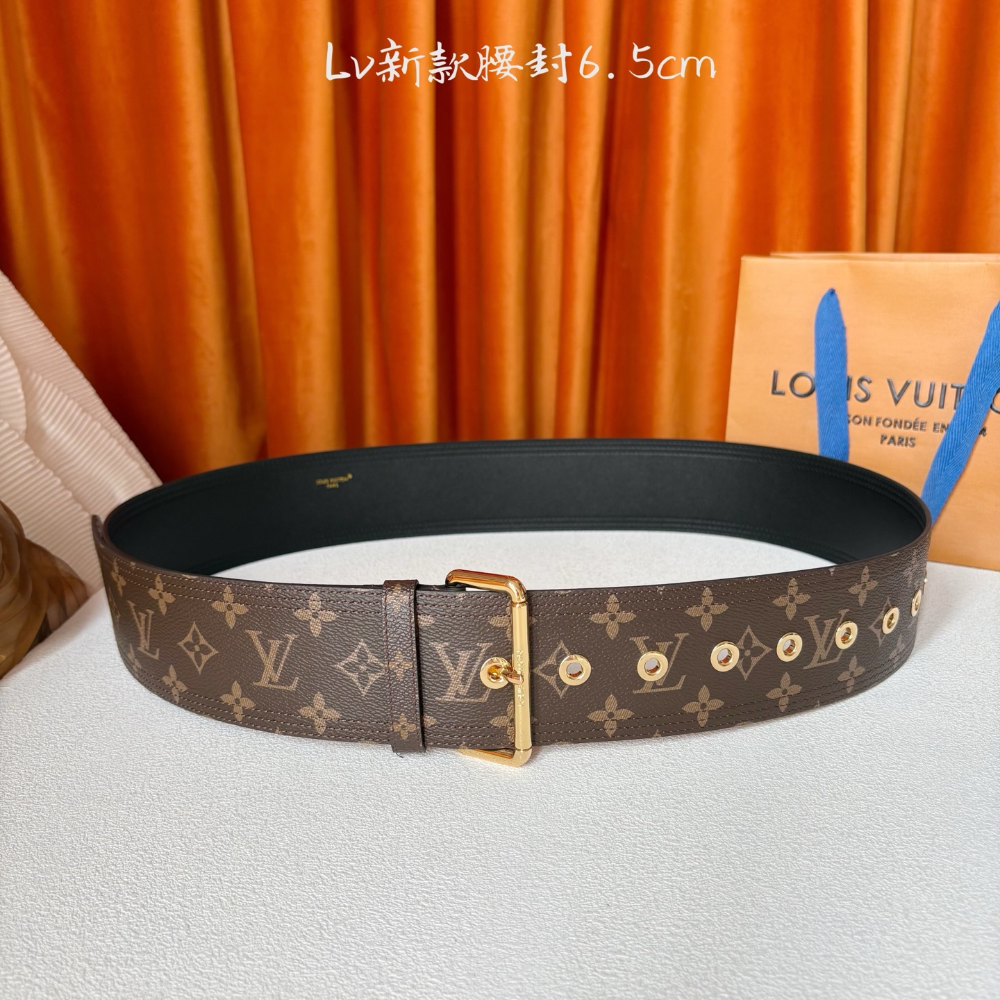 Lv Trench 65毫米腰带采用Monogram帆布制成，独一无二的腰带以众多孔眼和坚固的金色搭扣向
