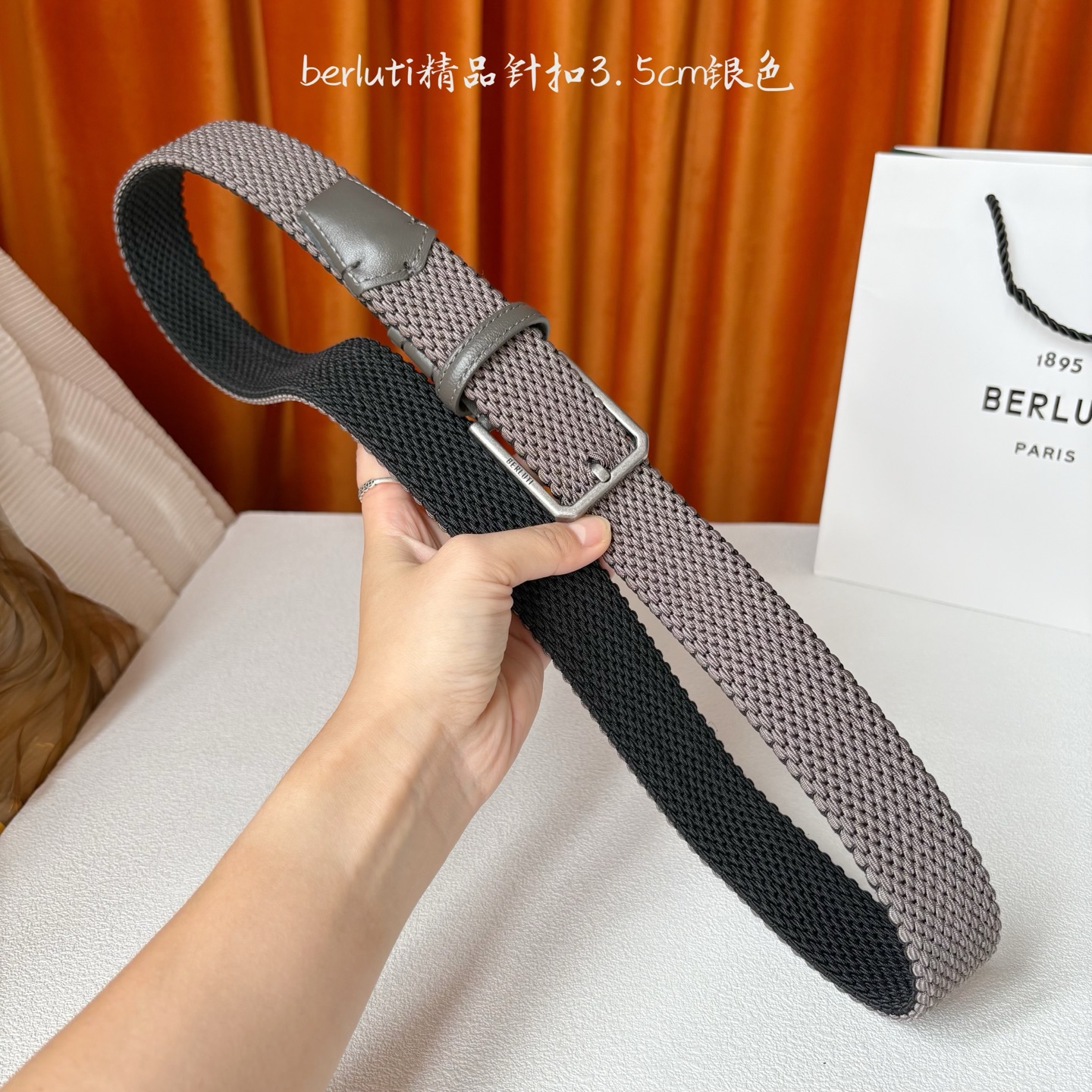 伯尔鲁帝 〖 Berluti 〗:采用意大利进口编织弹性织物与小牛皮制作，搭配专柜奢华精品表面锤制工艺钢