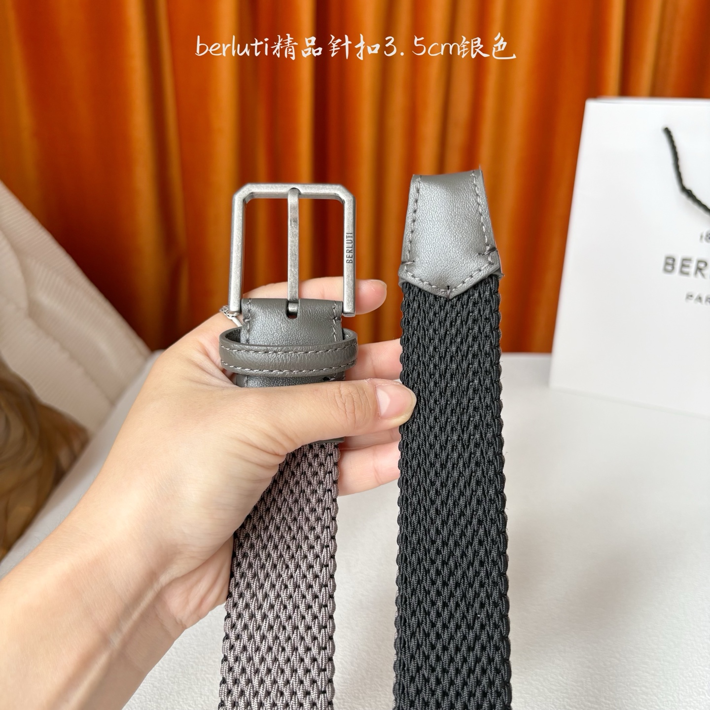 伯尔鲁帝 〖 Berluti 〗:采用意大利进口编织弹性织物与小牛皮制作，搭配专柜奢华精品表面锤制工艺钢