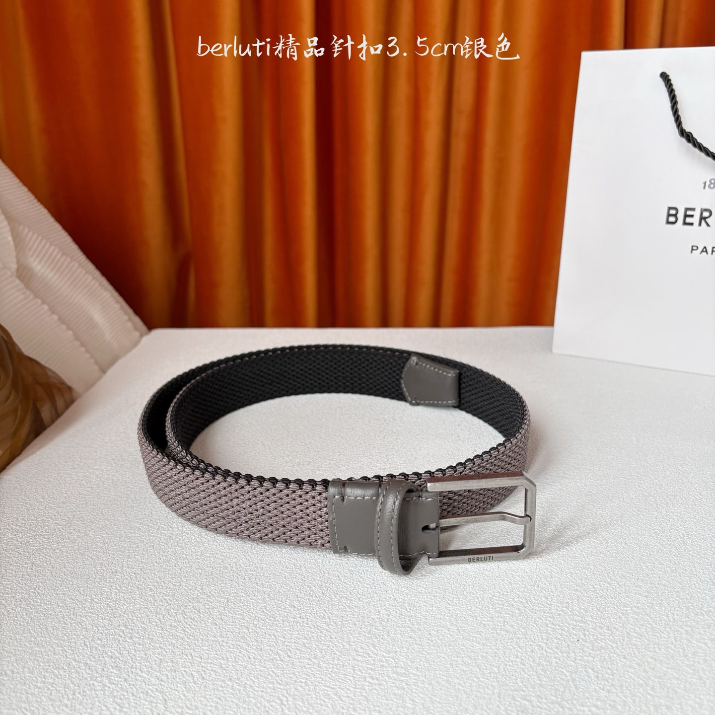 伯尔鲁帝 〖 Berluti 〗:采用意大利进口编织弹性织物与小牛皮制作，搭配专柜奢华精品表面锤制工艺钢