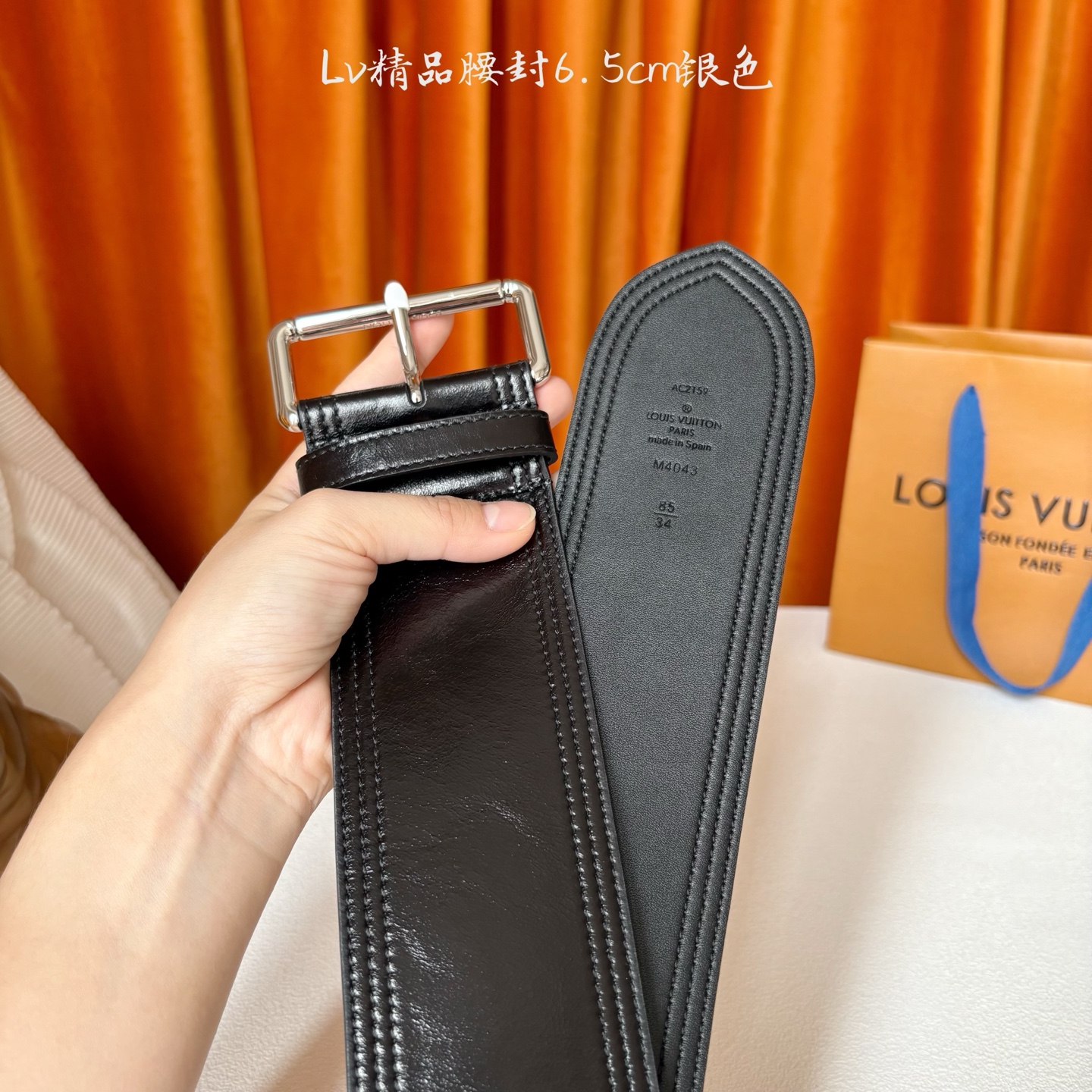 Lv Trench 65毫米腰带采用油蜡小牛皮制成，独一无二的腰带以众多孔眼和坚固的金色搭扣向著名外套的