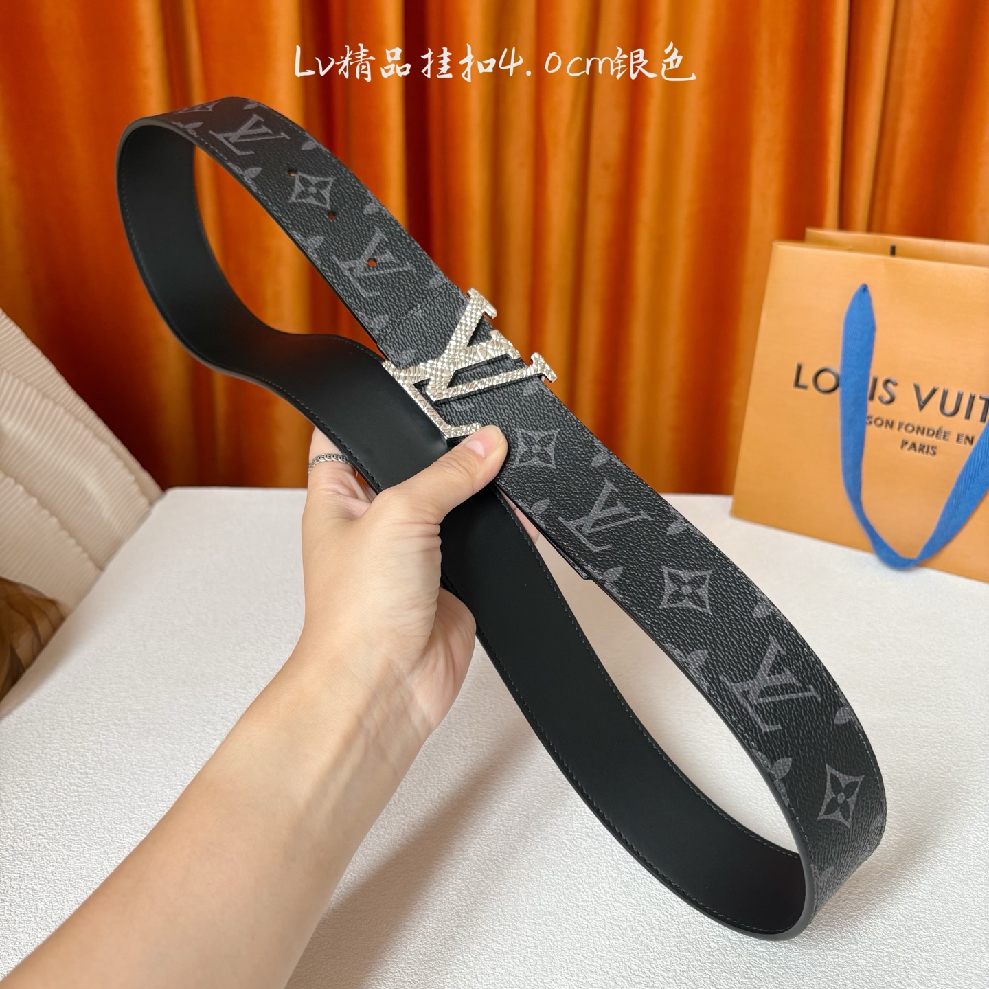 LOUIS VUITTON经典原单品质，面经典印花搭配原单精品挂扣，精工制作，细节看图，实物拍摄，高端奢