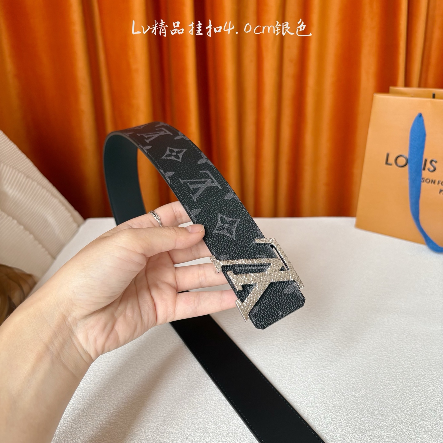 LOUIS VUITTON经典原单品质，面经典印花搭配原单精品挂扣，精工制作，细节看图，实物拍摄，高端奢
