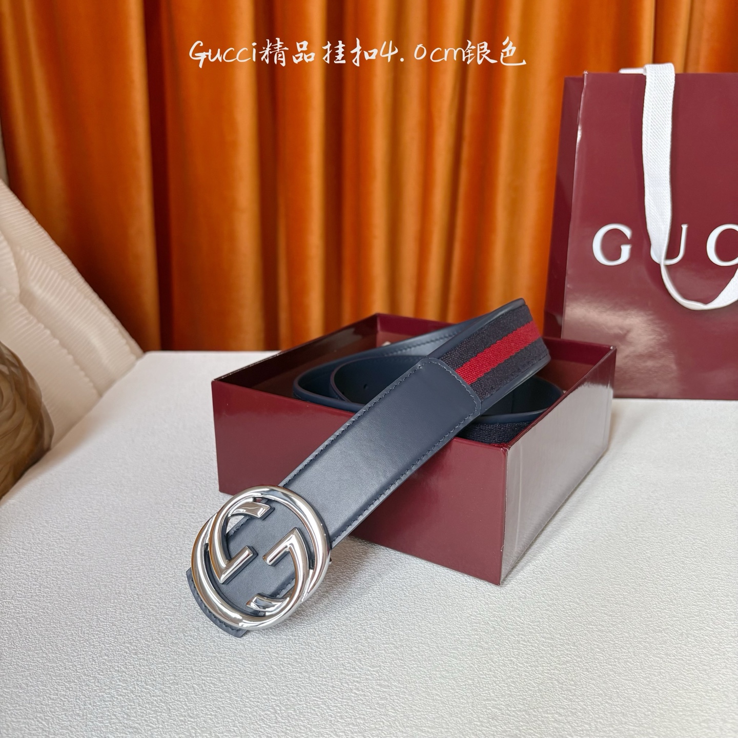 Gucci2025秋冬新作，这款腰带采用红蓝织带与深蓝色牛皮革，搭配可拆卸互扣式双G搭扣，双面可用，潮流