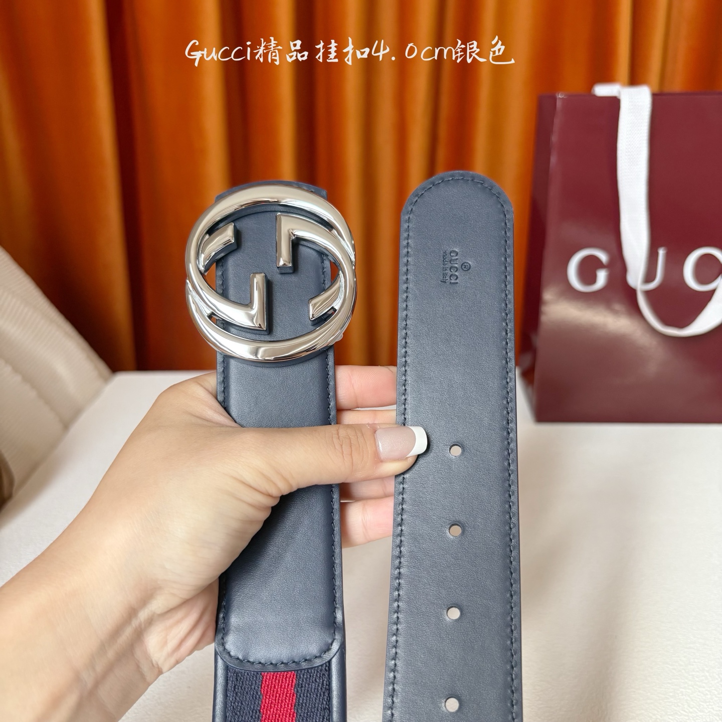 Gucci2025秋冬新作，这款腰带采用红蓝织带与深蓝色牛皮革，搭配可拆卸互扣式双G搭扣，双面可用，潮流