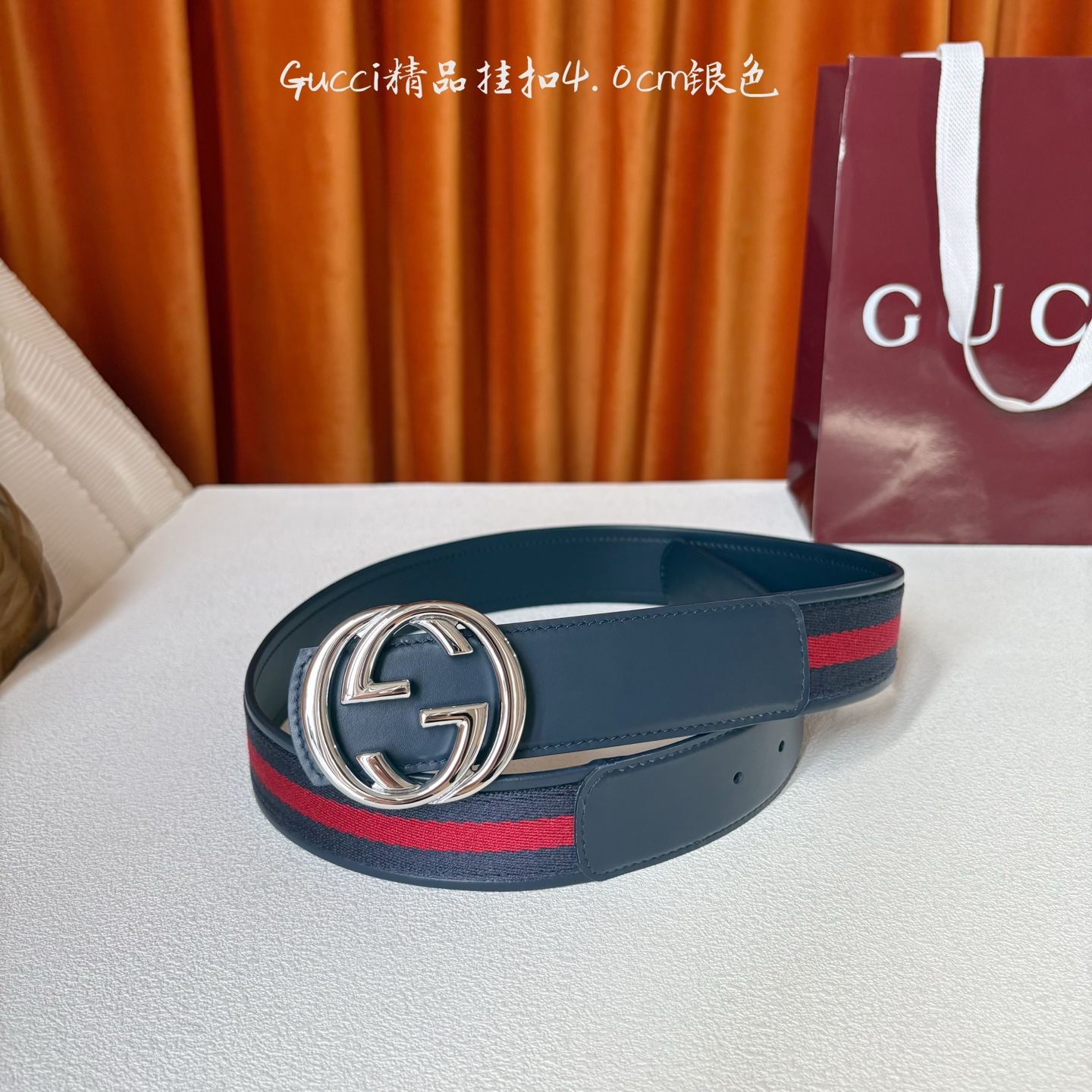 Gucci2025秋冬新作，这款腰带采用红蓝织带与深蓝色牛皮革，搭配可拆卸互扣式双G搭扣，双面可用，潮流