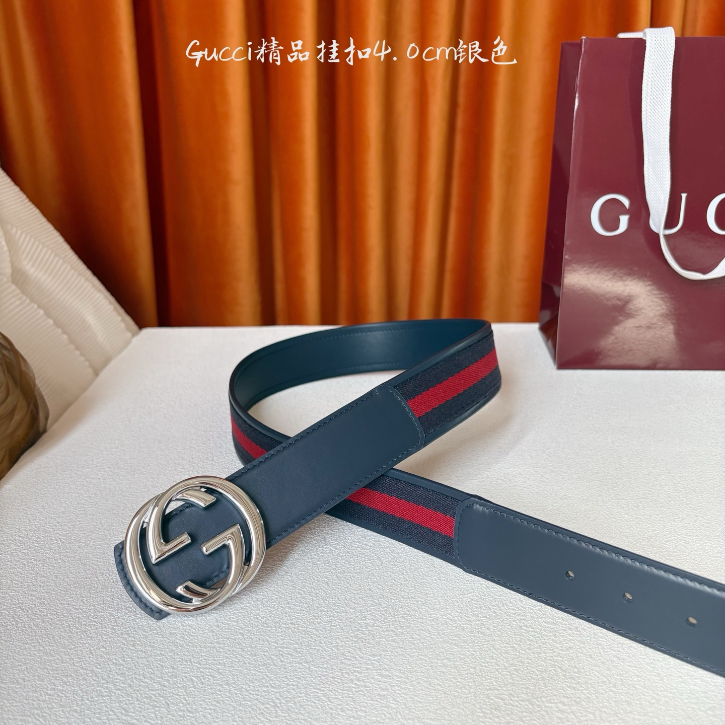 Gucci2025秋冬新作，这款腰带采用红蓝织带与深蓝色牛皮革，搭配可拆卸互扣式双G搭扣，双面可用，潮流