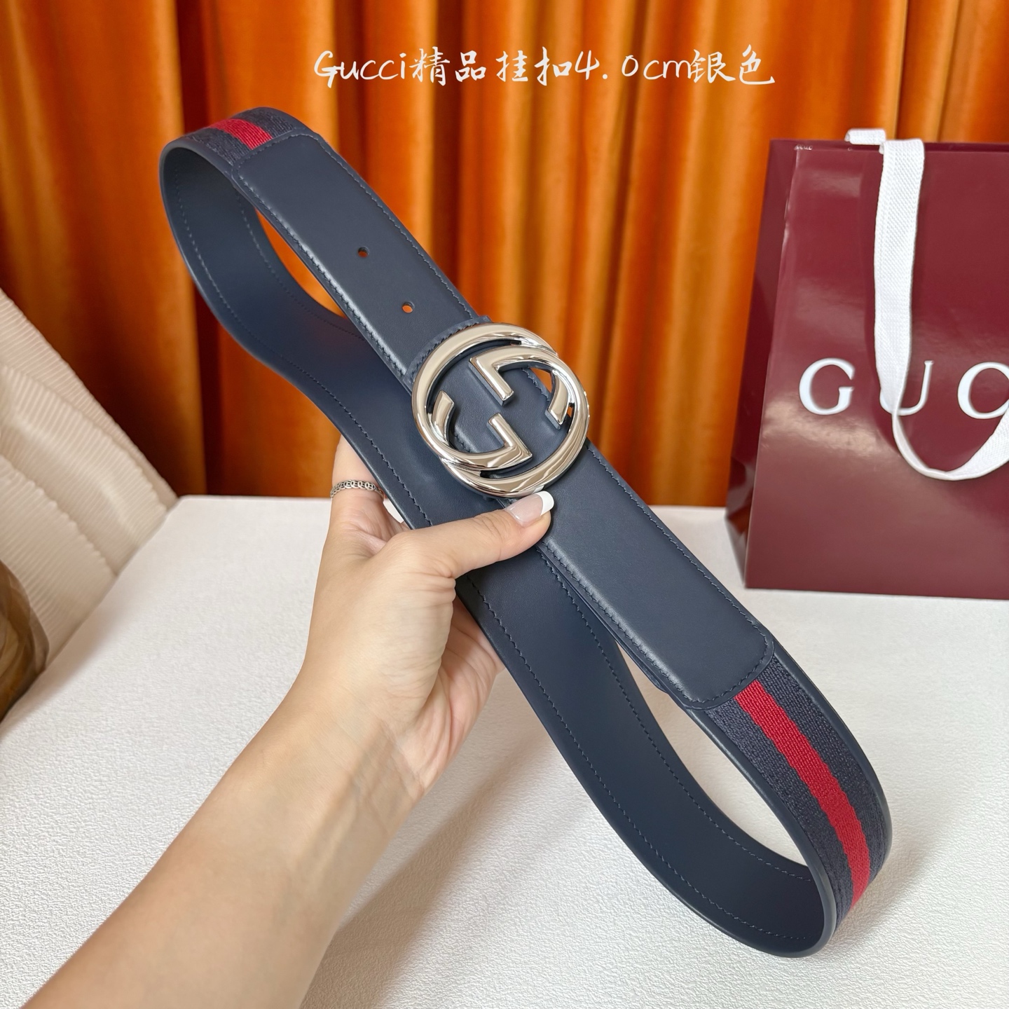 Gucci2025秋冬新作，这款腰带采用红蓝织带与深蓝色牛皮革，搭配可拆卸互扣式双G搭扣，双面可用，潮流