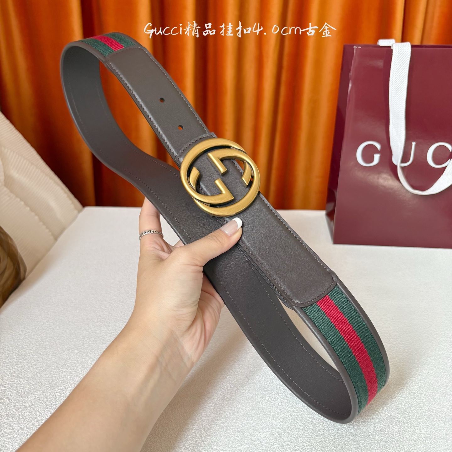 Gucci2025秋冬新作，这款腰带采用红绿织带与深棕色牛皮革，搭配可拆卸互扣式双G搭扣，双面可用，潮流
