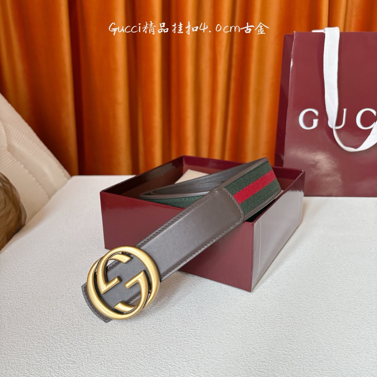 Gucci2025秋冬新作，这款腰带采用红绿织带与深棕色牛皮革，搭配可拆卸互扣式双G搭扣，双面可用，潮流