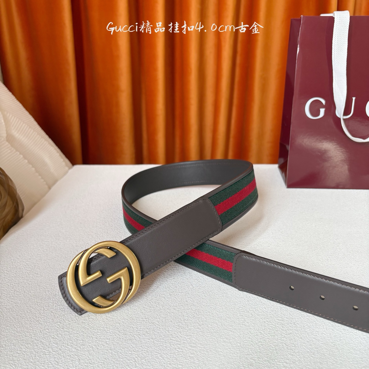 Gucci2025秋冬新作，这款腰带采用红绿织带与深棕色牛皮革，搭配可拆卸互扣式双G搭扣，双面可用，潮流