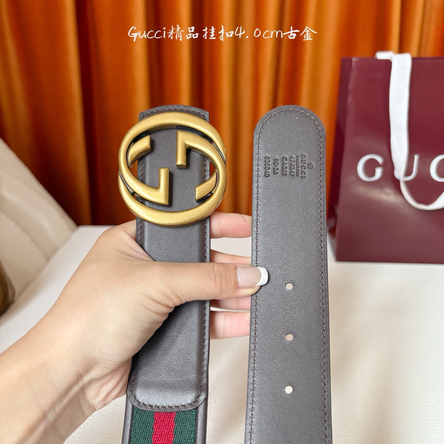 Gucci2025秋冬新作，这款腰带采用红绿织带与深棕色牛皮革，搭配可拆卸互扣式双G搭扣，双面可用，潮流