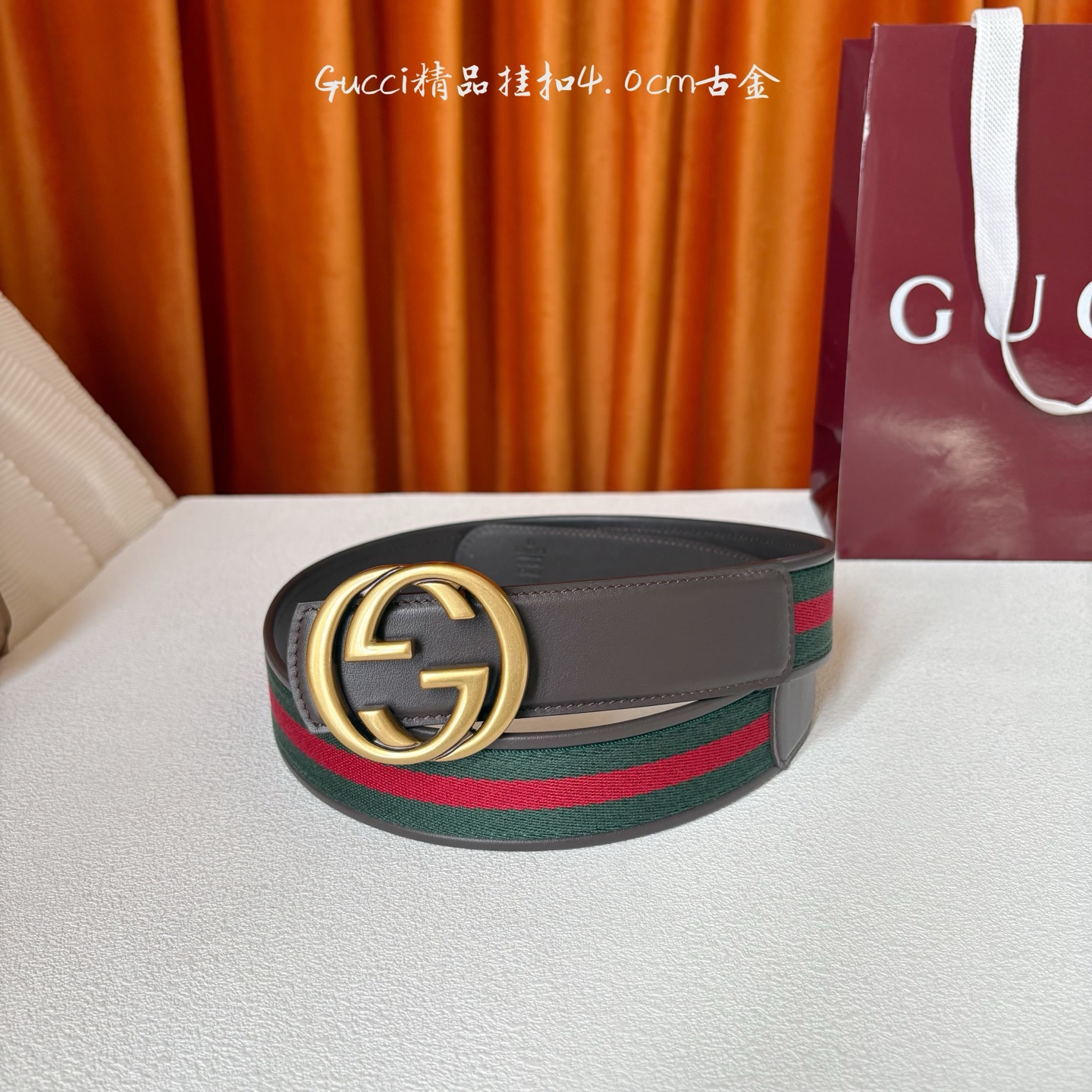 Gucci2025秋冬新作，这款腰带采用红绿织带与深棕色牛皮革，搭配可拆卸互扣式双G搭扣，双面可用，潮流